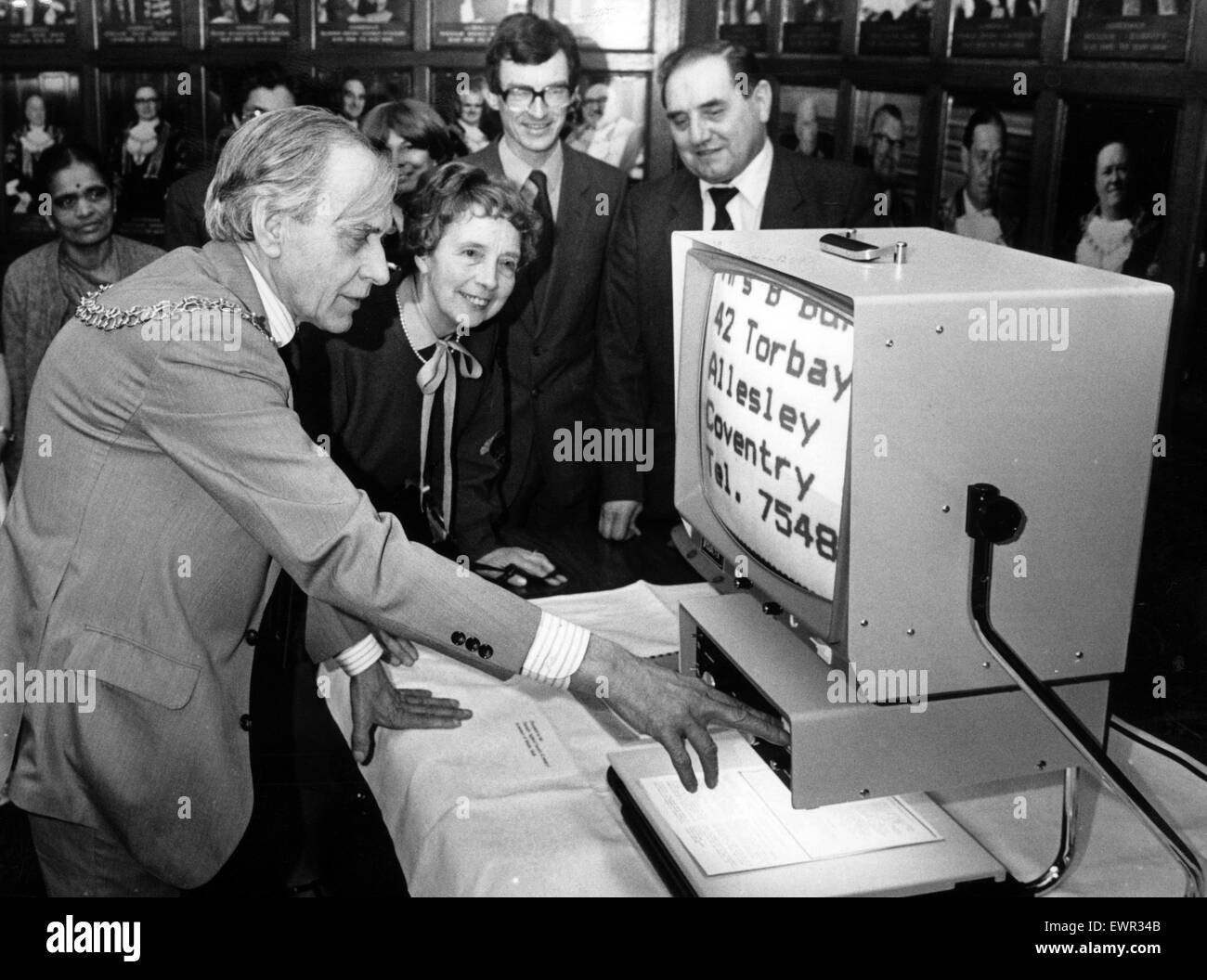 Un moniteur de télévision spéciale pour la nouvelle bibliothèque centrale de Coventry aidera les gens à lire les petits caractères. L'écran, ce qui permet d'agrandir imprimer a été testée par le Maire, le projet de loi McKernan. Il est regardé par Betty Burwood, président de la direction générale de l'AP de Coventry Banque D'Images