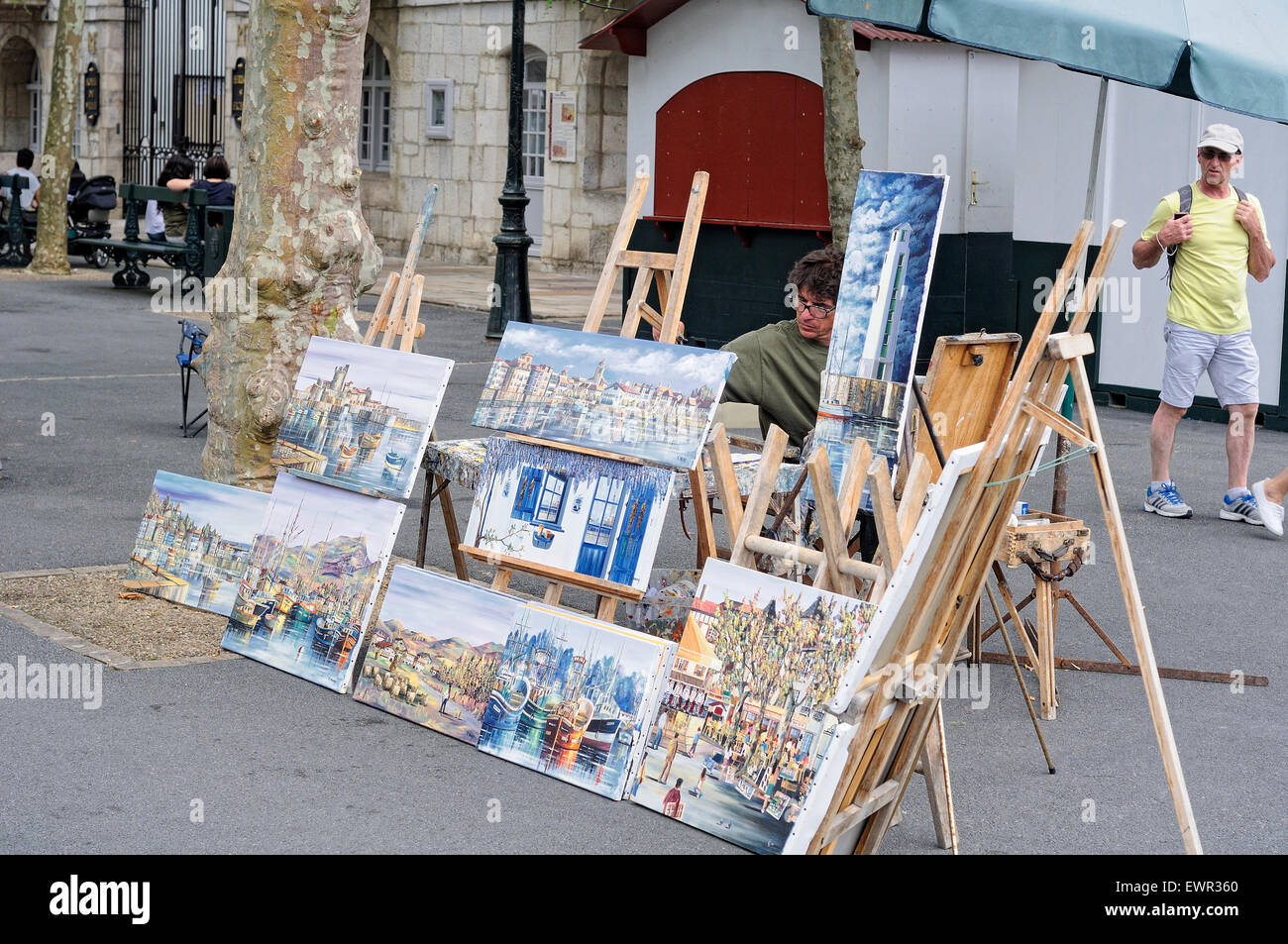 Peintre dans la rue Louis XIV square. Saint-Jean-de-Luz. Pyrénées-Atlantiques, France. Banque D'Images