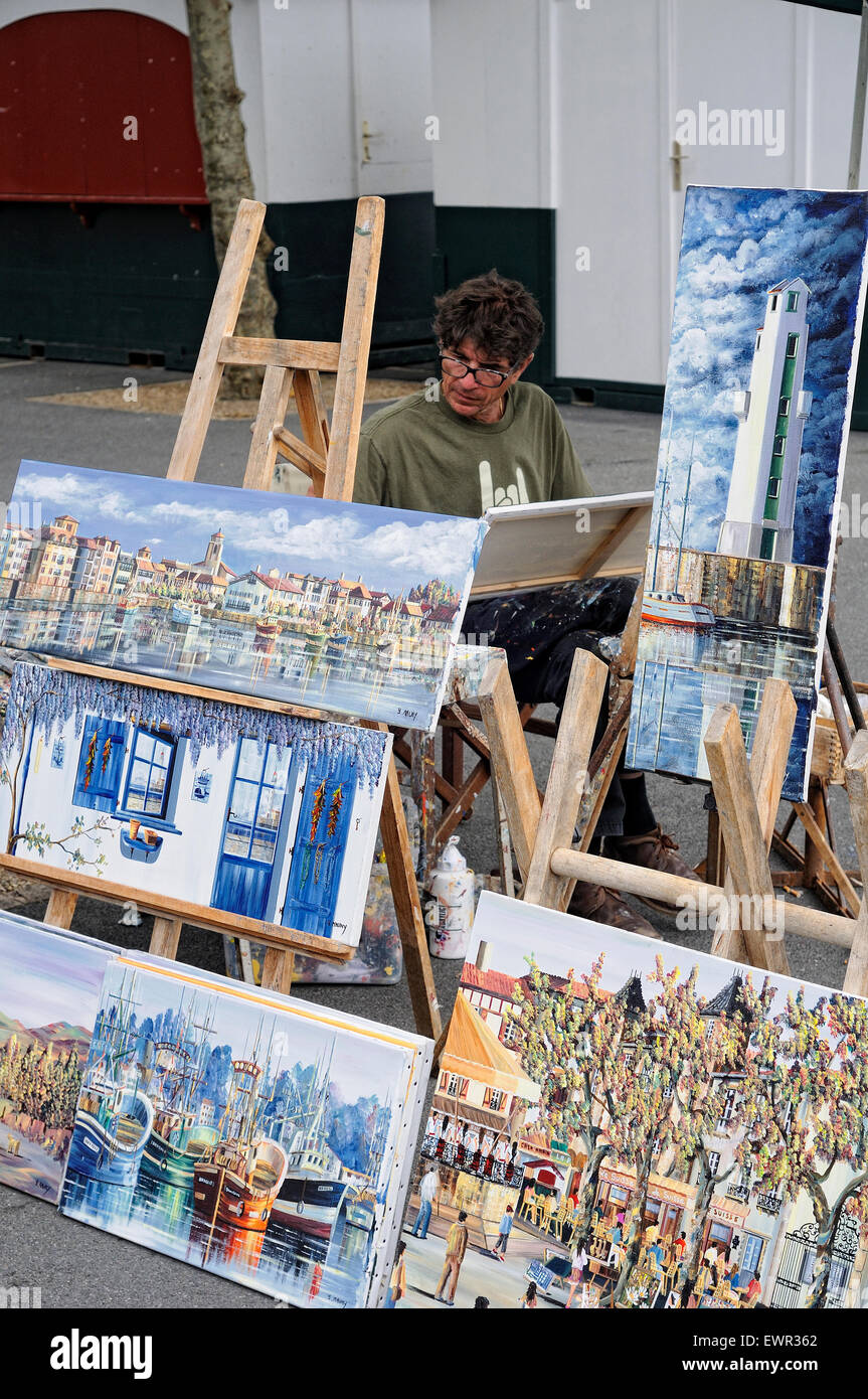 Peintre dans la rue Louis XIV square. Saint-Jean-de-Luz. Pyrénées-Atlantiques, France. Banque D'Images