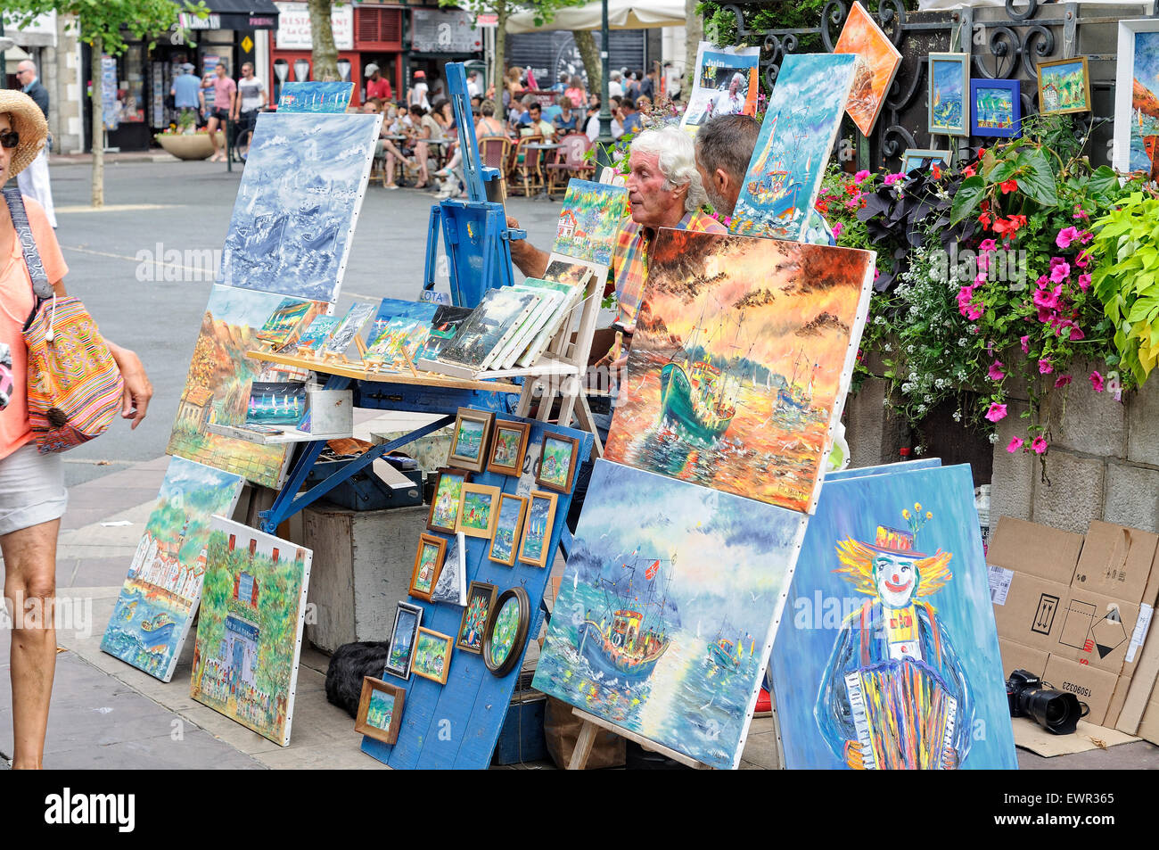 Peintre dans la rue Louis XIV square. Saint-Jean-de-Luz. Pyrénées-Atlantiques, France. Banque D'Images