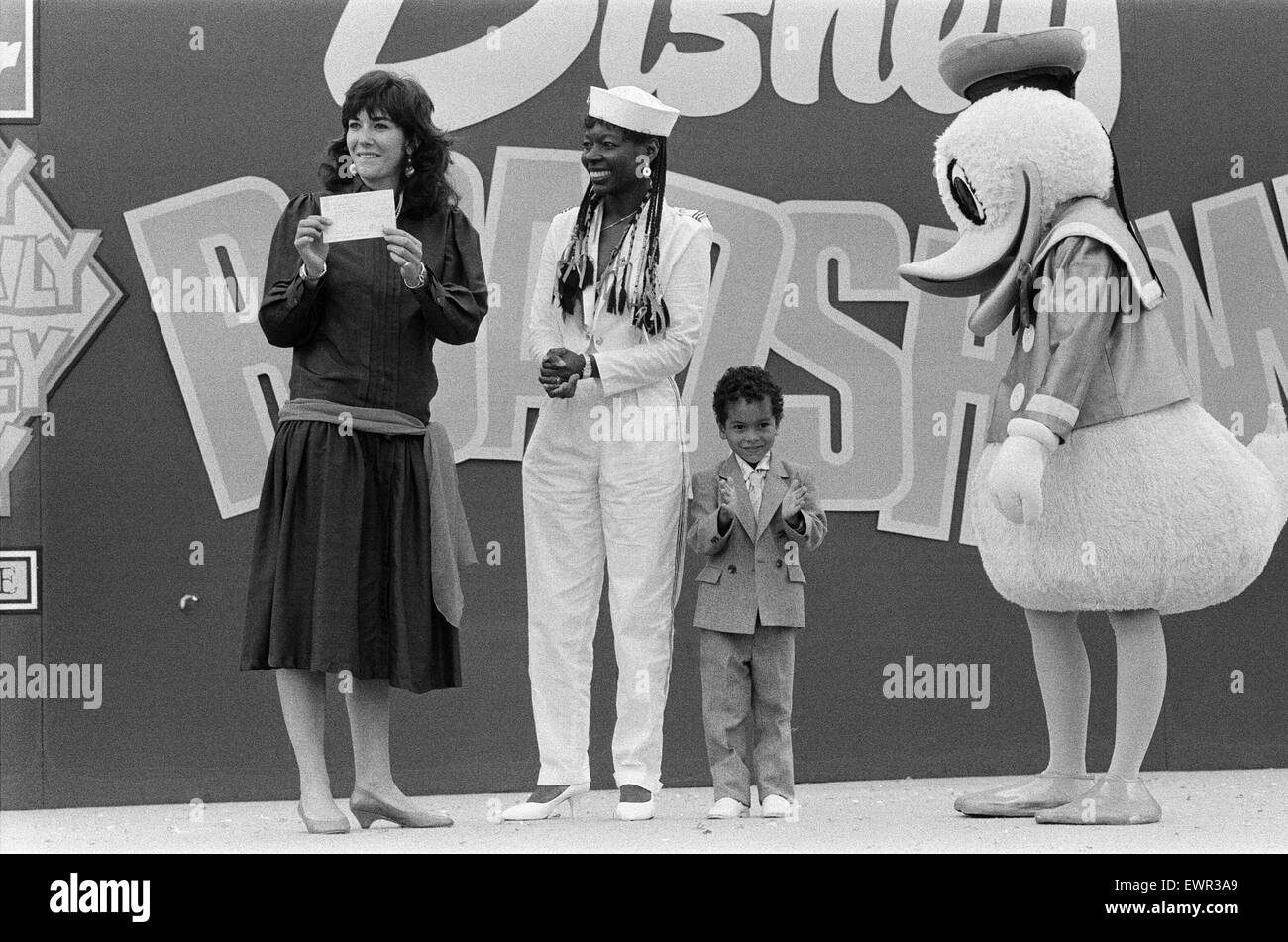 Le miroir a organisé une journée Disney pour les enfants à Lord et Lady Bath's Longleat House, dans le Wiltshire. Un jour où Ghislaine Maxwell a remis un chèque de 2000 € pour l'aide à l'enfance. 13 septembre 1985. Banque D'Images