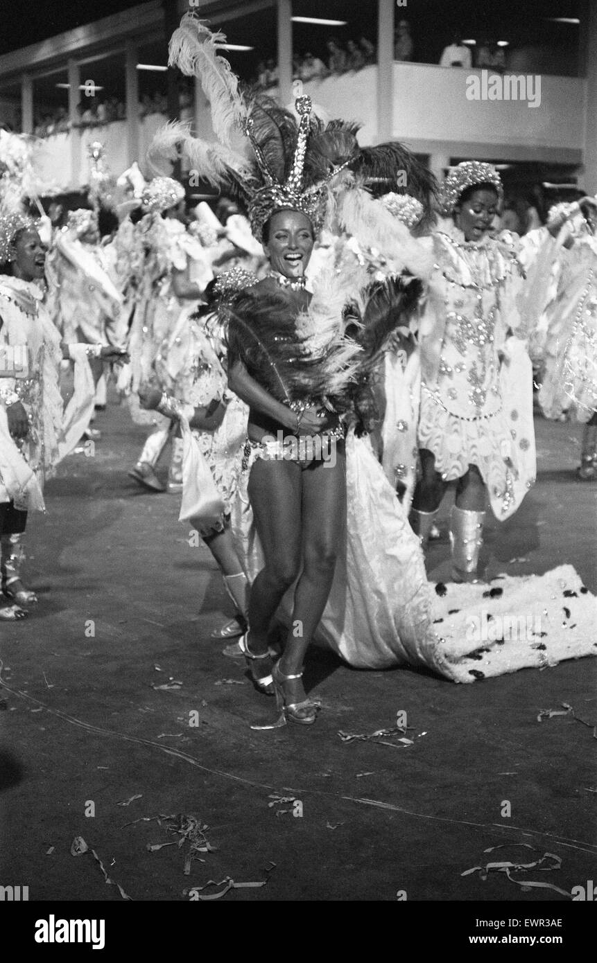 Le carnaval qui a eu lieu juste avant le carême chaque année à Rio de Janeiro. Le Carnaval des écoles de samba permet de rivaliser avec leurs sœurs samba-écoles, ce concours est le point culminant de l'ensemble de la fête de carnaval dans cette ville, 5 février 1978 Banque D'Images