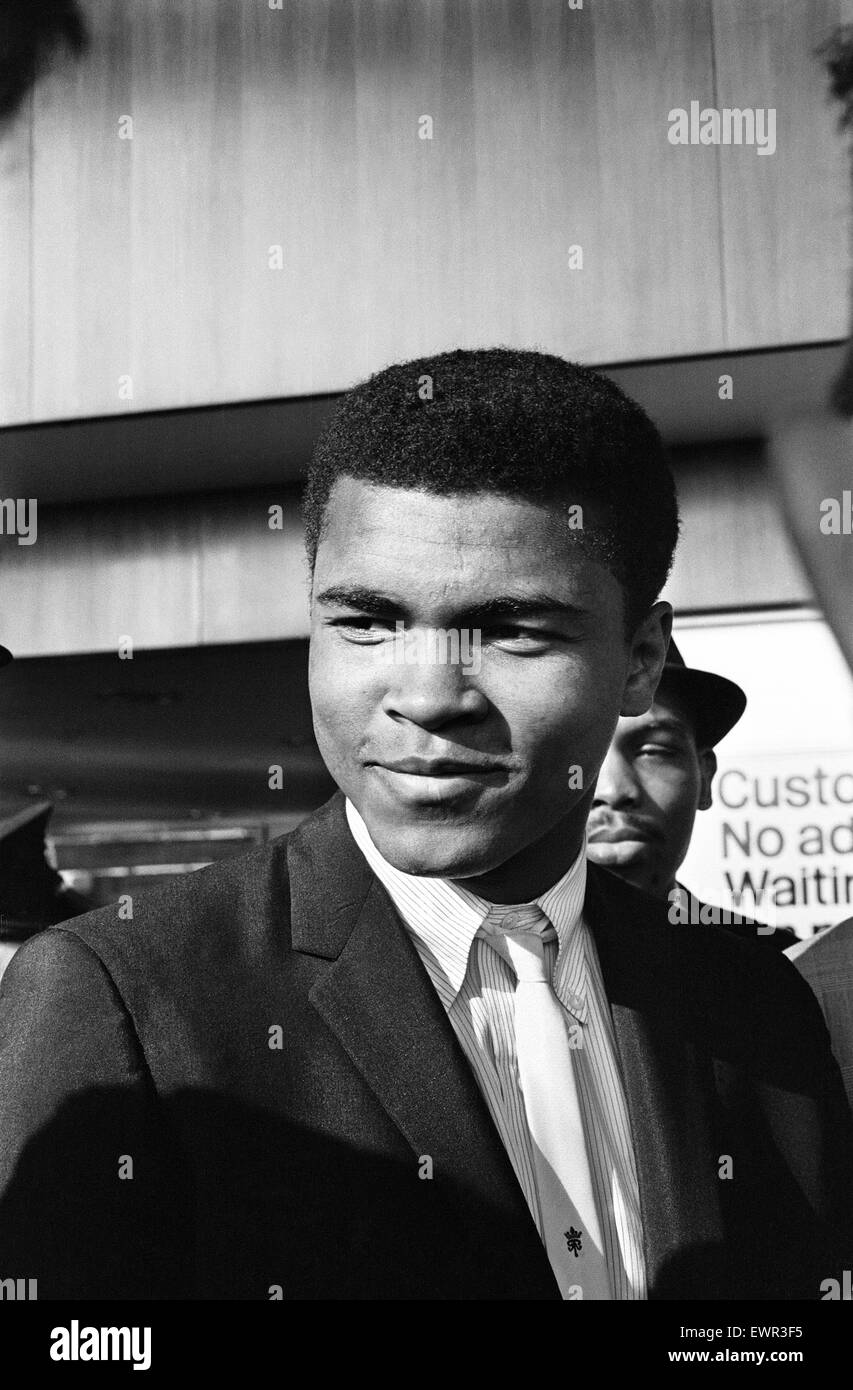 Cassius Clay qui deviendra plus tard Muhammad Ali en Angleterre pour son premier affrontement avec British Heavyweight Henry Cooper. 26 Mai 1963 Banque D'Images