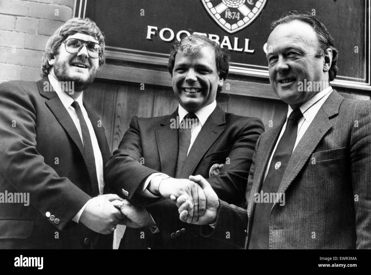 Douglas Park, gauche, homme d'affaires et le Cœur Football Club Directeur, photographiée avec Wallace Mercer & Pilmar Smith. 20 octobre 1988. Banque D'Images