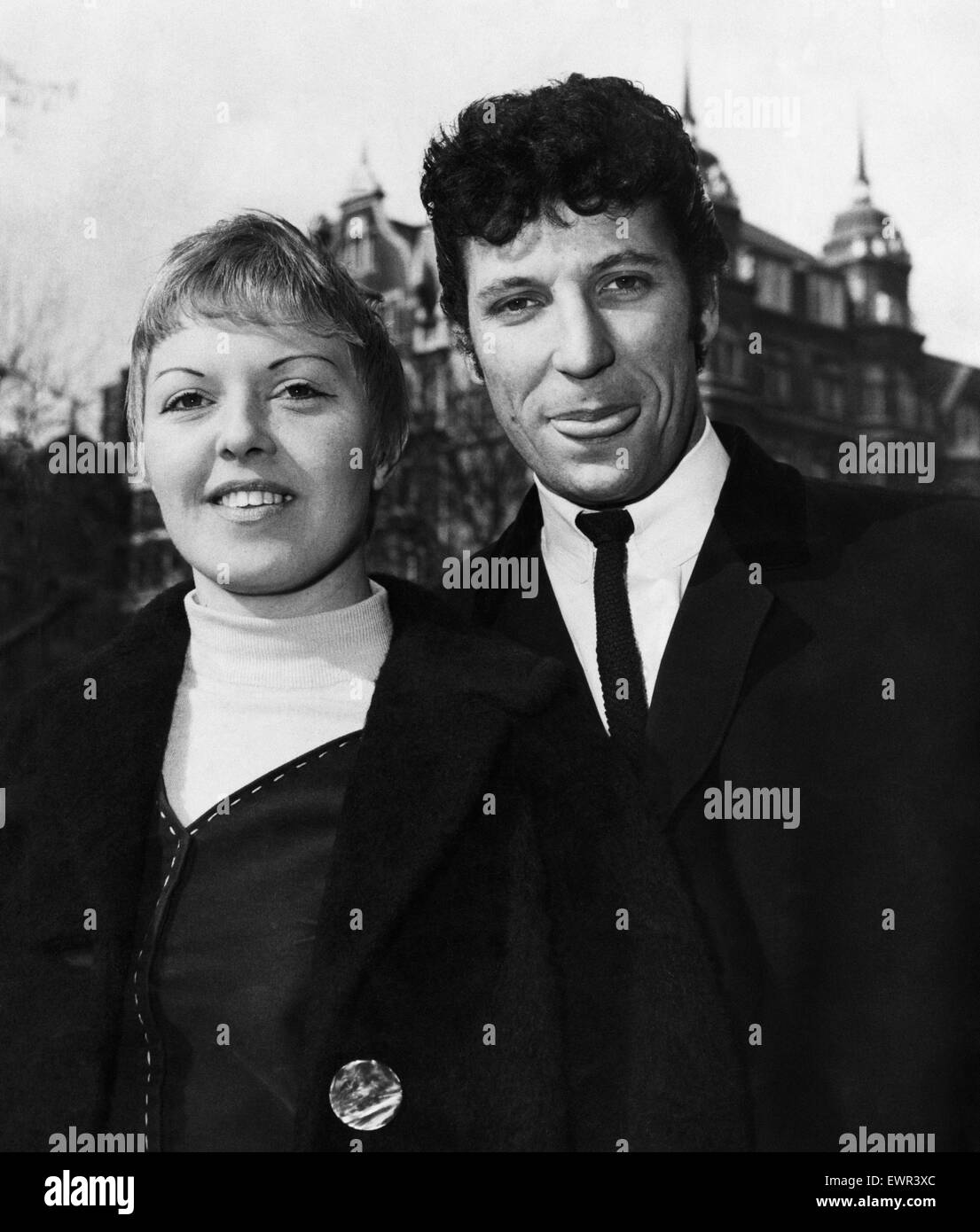 Chanteur Tom Jones en photo avec sa femme Linda (Melinda) qui est allé pour une promenade autour de Hanover Square, Londres, en regardant les boutiques. Jones avait simplement sur le haut du dossier de graphiques cette semaine avec 'c'est pas inhabituel". Jones est de 24 ans. 10 Mars 1965 Banque D'Images