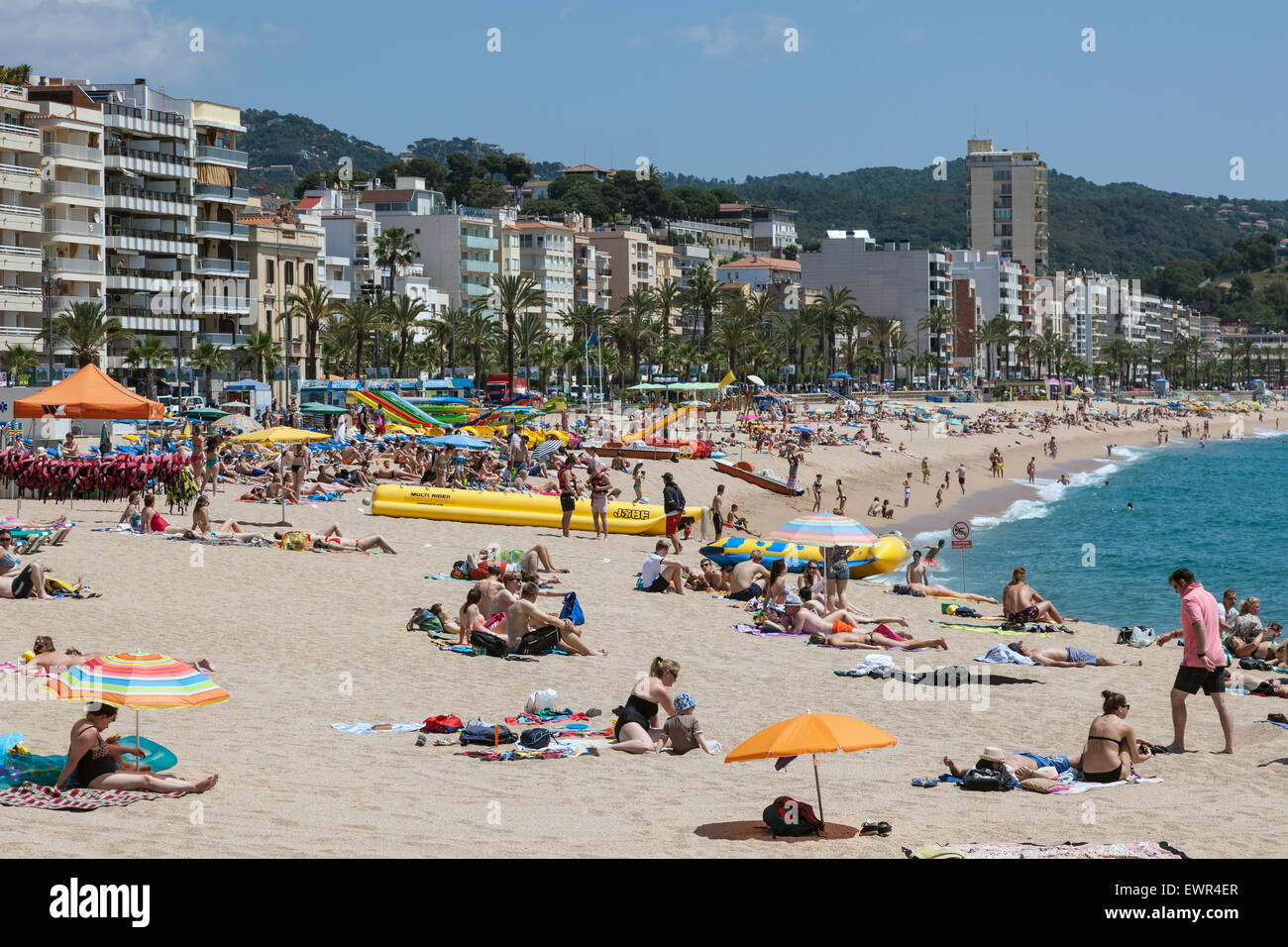 Plage bondée en mediterranean resort Lloret de Mar, Costa Brava, Catalogne, Espagne Banque D'Images