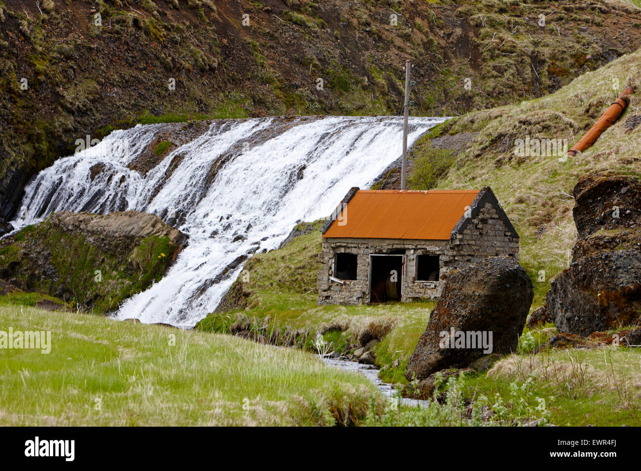 Ancienne petite station hydro-électrique sur une chute d'eau sur une petite rivière dans Hlidarendi Hvolsvollur Islande Banque D'Images