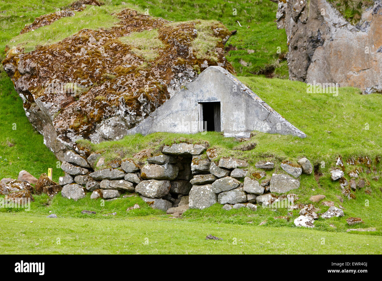 Gazon herbe vieille cabane couverte de moutons d'Islande Banque D'Images