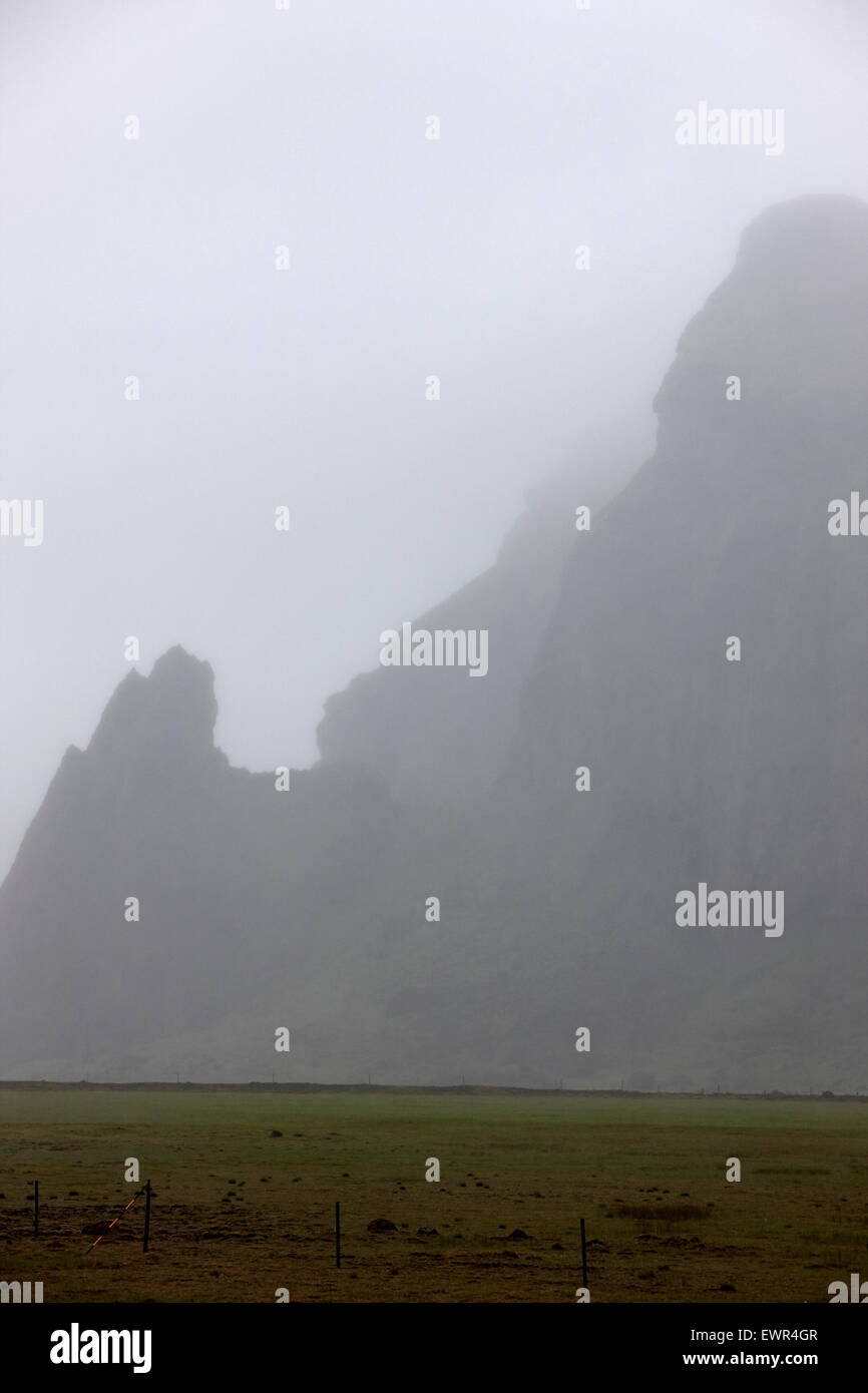 Brouillard et de nuages bas visibilité limitée dans les montagnes avec des visages de troll dans la roche l'Islande Banque D'Images