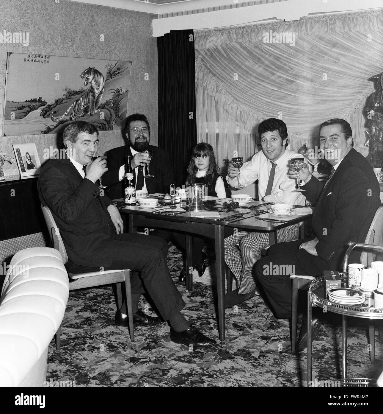 (De gauche à droite) Tommy (Paddy) Hallett, Angus Sibbet et sa fille, Karen, le chanteur Tom Jones et Michael Luvaglio assis à une table de dîner. En 1967 Michael Luvaglio et Dennis Stafford ont été reconnus coupables du meurtre d'Angus Sibbet, qui a été retrouvé mort dans Banque D'Images