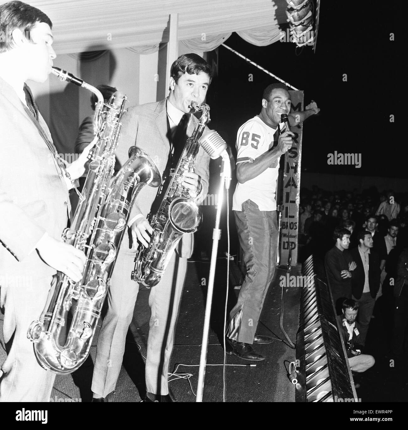 Geno Washington et le Ram Jam sur scène à la 6e National Jazz and Blues Festival tenu à Windsor racecourse. 29 Juillet 1966 Banque D'Images