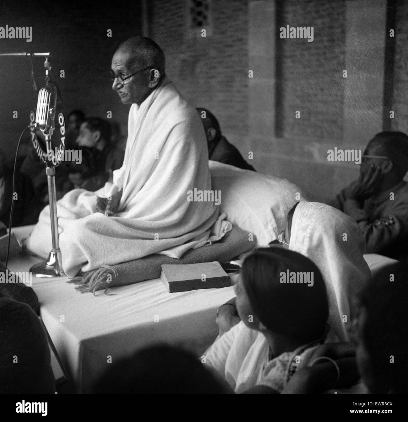 'Mahatma' Mohandas Gandhi, chef du mouvement pour l'indépendance de l'Inde britannique en Inde sous domination, photographié en Inde. Circa 1947. Banque D'Images