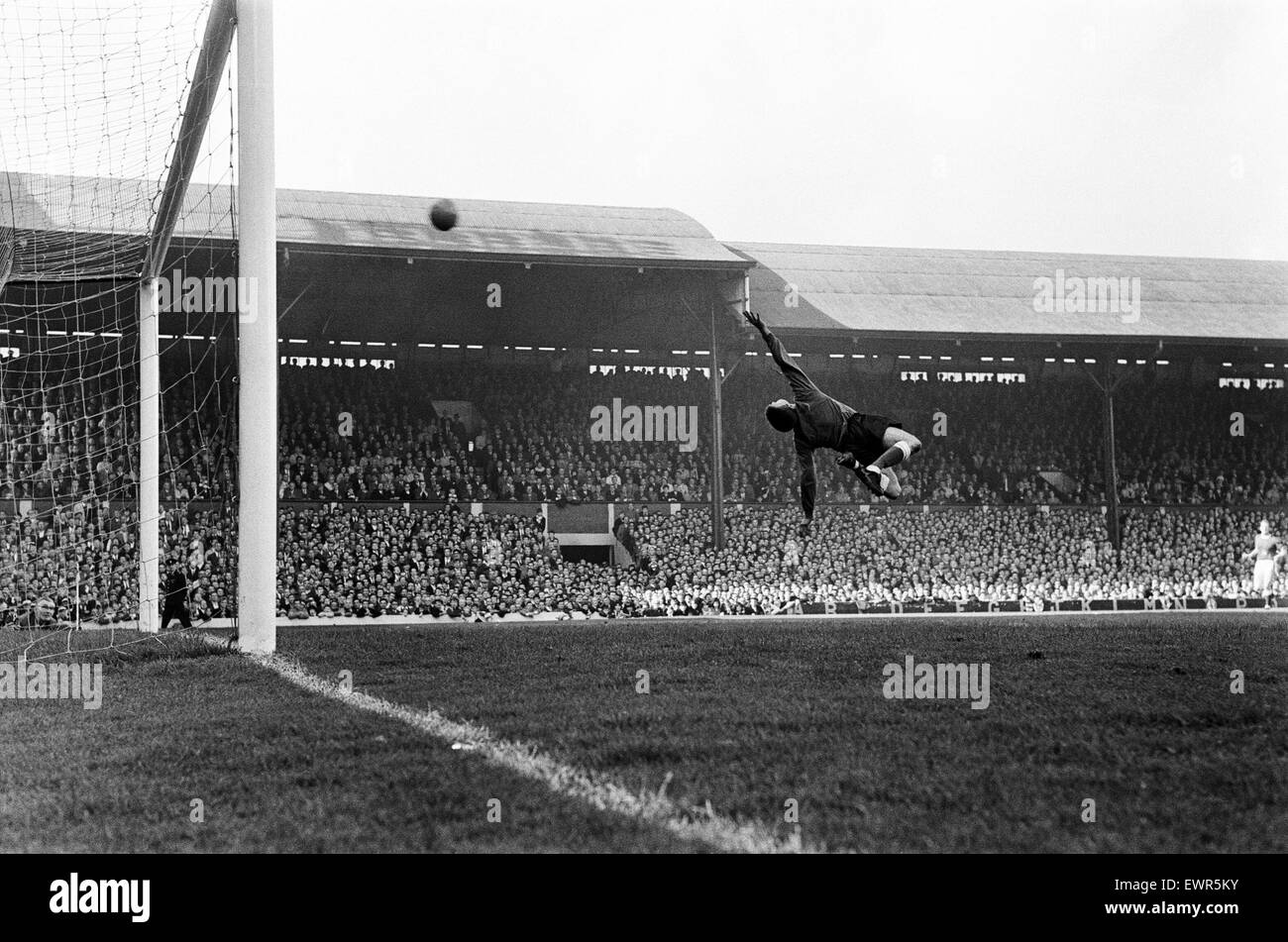 Andy Rankin, le gardien d'Everton, enregistre à partir de la chasse. Liverpool v Everton, score final, 4-0 à Everton. Une Division de la ligue. 19 septembre 1964. Banque D'Images