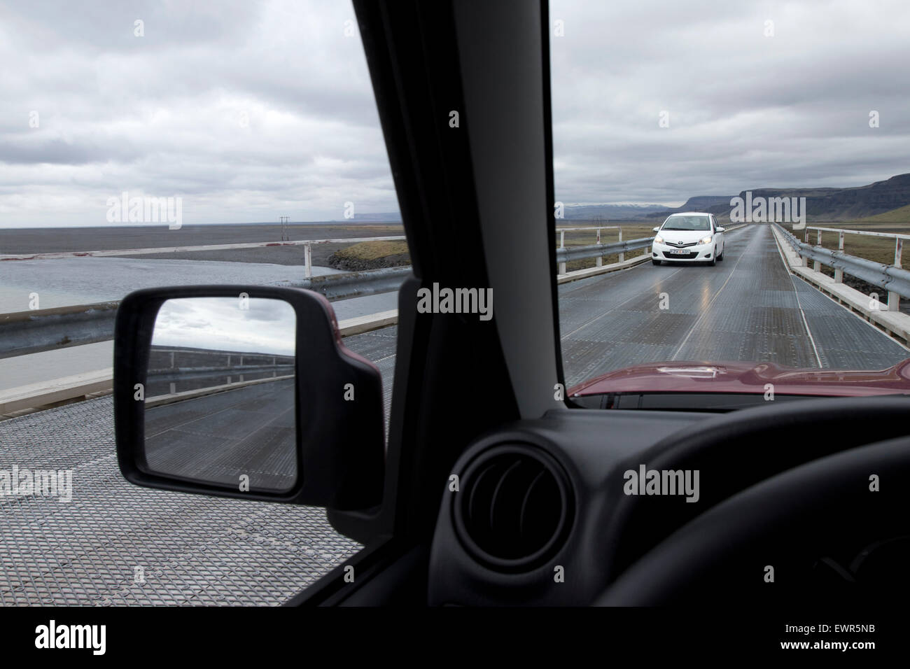 S'arrêter pour permettre la circulation venant de passer sur simple largeur pont sur la rocade de l'Islande Banque D'Images