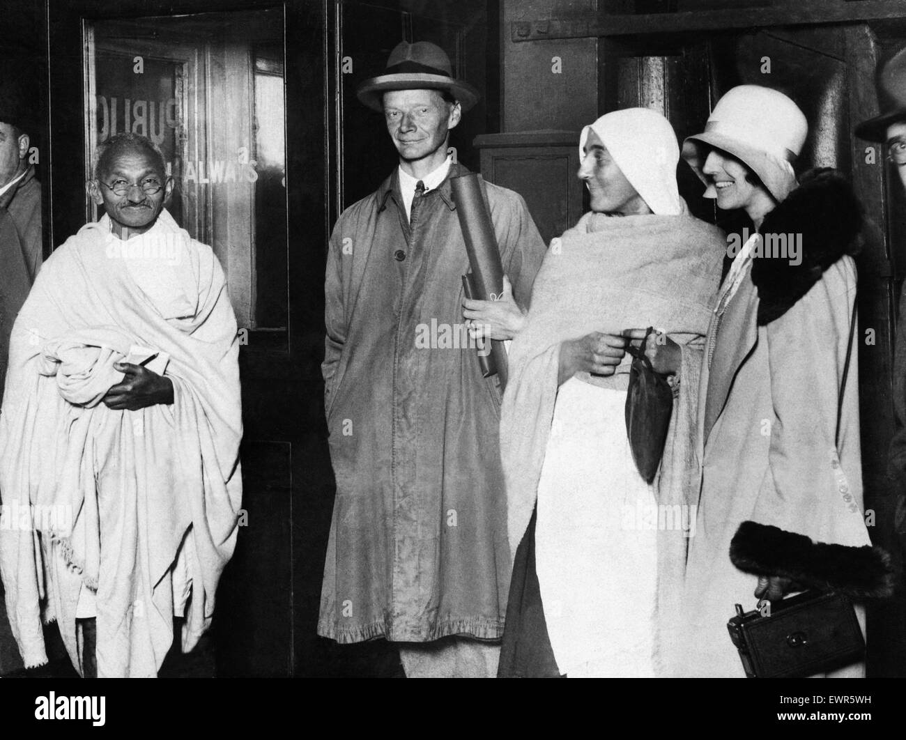 'Mahatma' Mohandas Gandhi, chef du mouvement pour l'indépendance de l'Inde britannique en Inde sous domination, photographié au cours de sa visite en Grande-Bretagne en 1931. On le voit ici à la gare New Street de Birmingham avant de partir pour Londres, accompagné de M. H G Alexa Banque D'Images