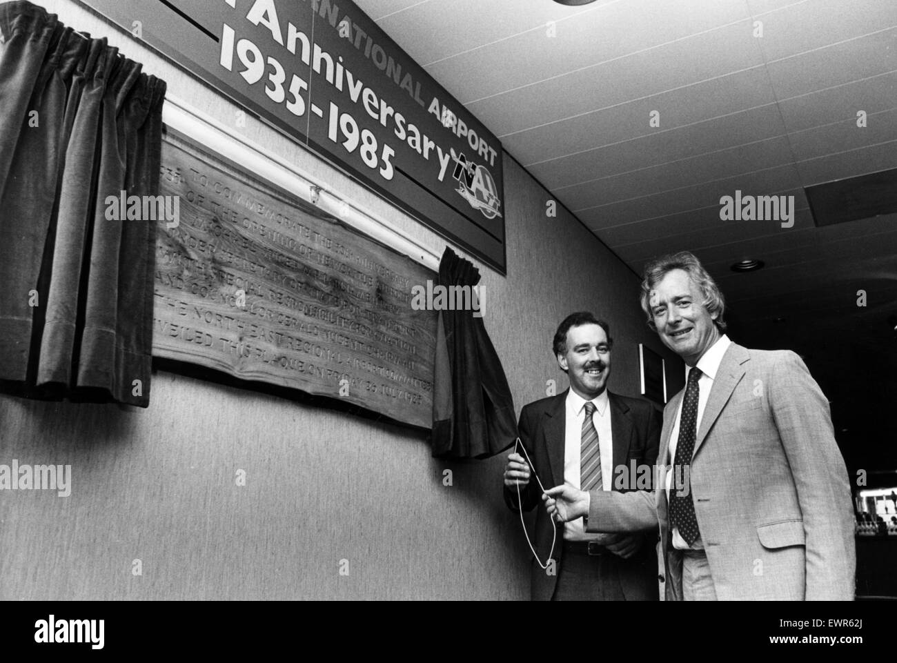 Michael Spicer, Ministre de l'aviation (à droite), dévoile la plaque pour commémorer le 50e anniversaire de l'aéroport de Newcastle, le 26 juillet 1985. Banque D'Images