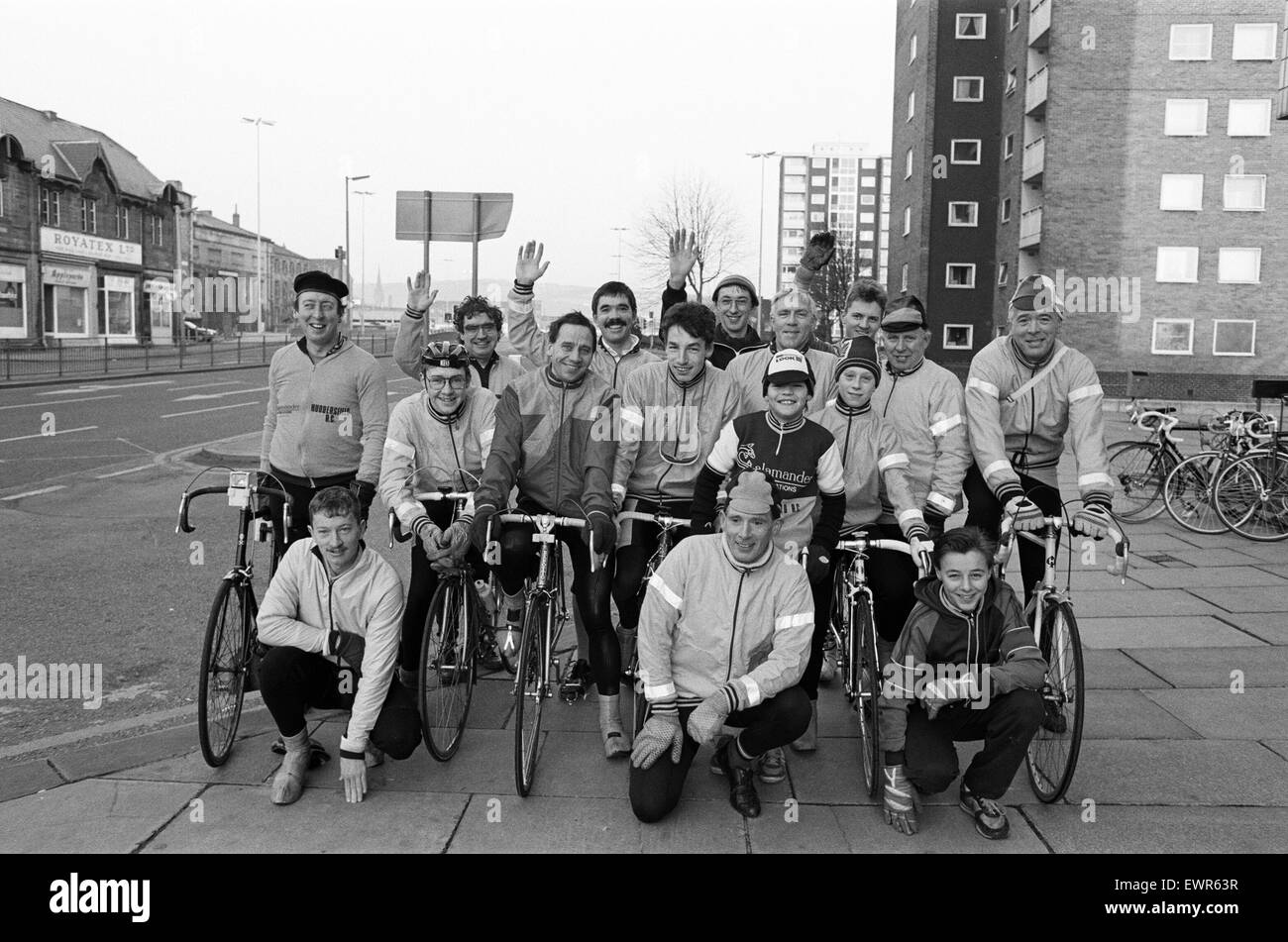 Entrer dans le rapport approprié pour la nouvelle année - qu'est-ce heureux tas de Huddersfield Road Club cyclistes qui sommes dans le premier jour de l'année 1989 avec une course d'environ 40 milles dans la région de Wakefield et Barnsley. 1er janvier 1989. Banque D'Images