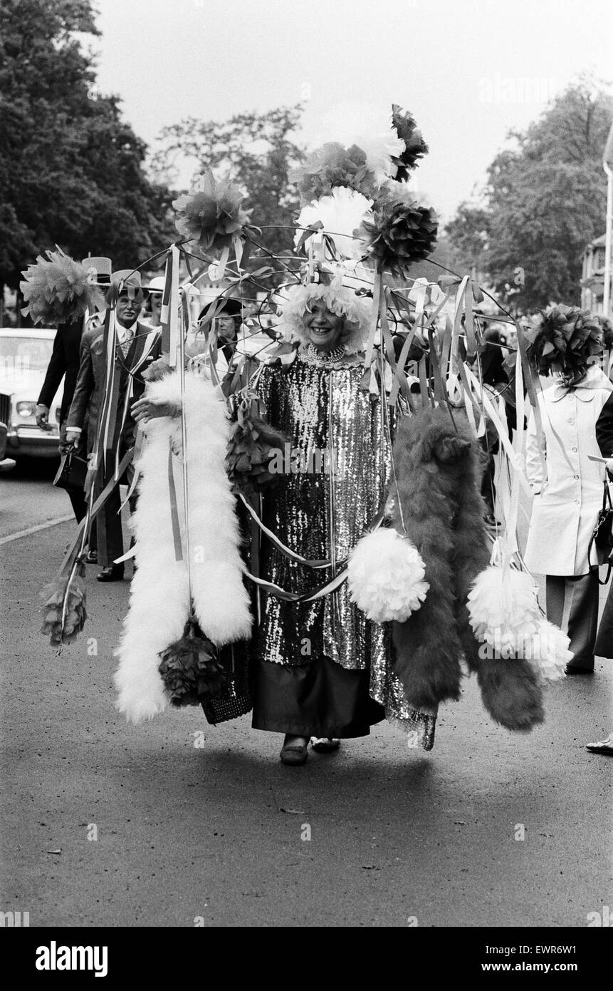Gertrude Shilling portant un rouge, blanc et bleu au costume du Jubilé Royal Ascot. Ascot, Berkshire, 14 juin 1977. Banque D'Images