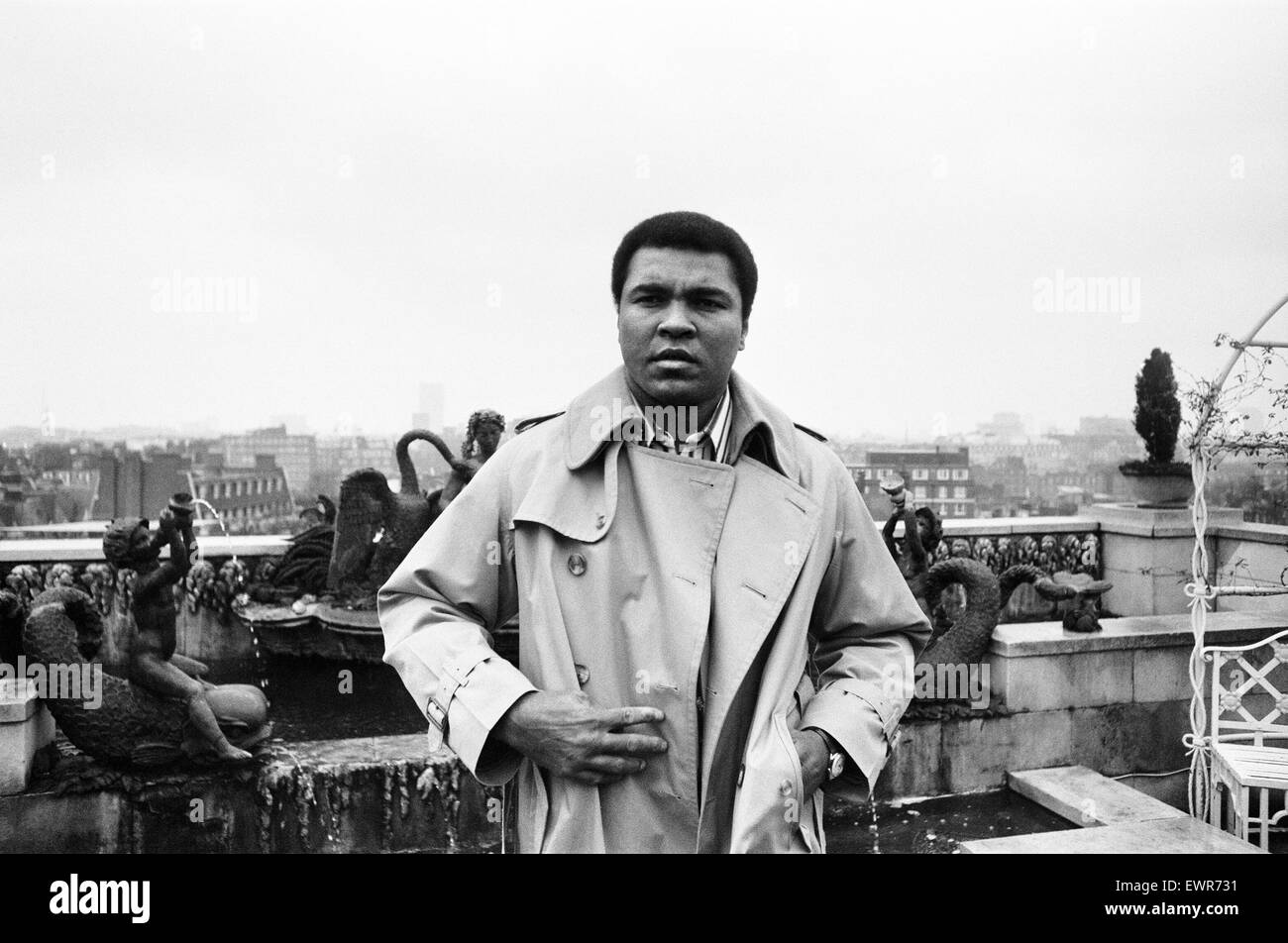 Muhammad Ali, ancien champion de boxe poids lourd, sortir sous la pluie après une conférence de presse à son hôtel de Londres. 12 Décembre 1980 Banque D'Images