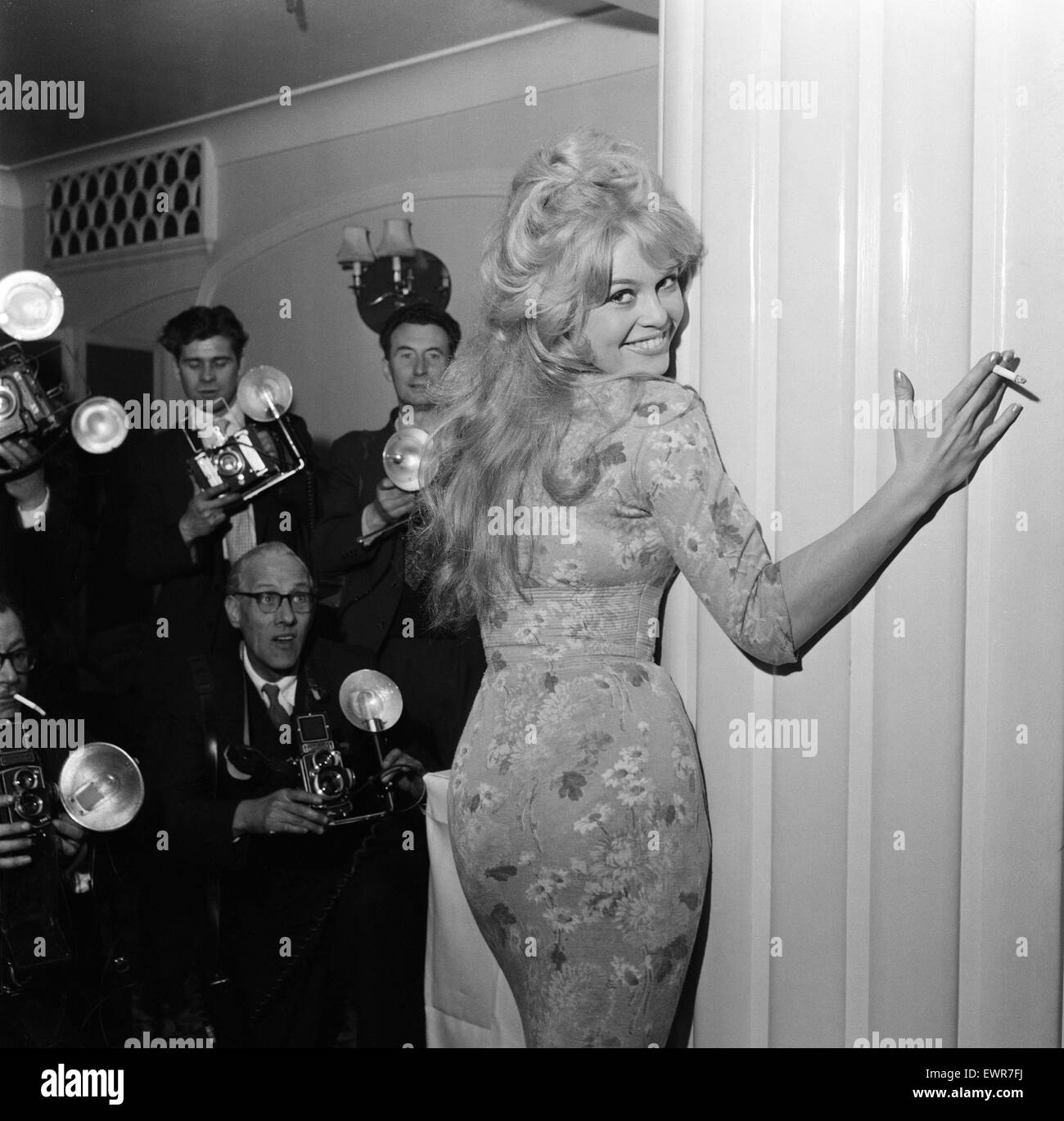 Brigitte Bardot film français en Angleterre pour faire un nouveau film 'Babette Goes to War'. Avril 1959 Banque D'Images