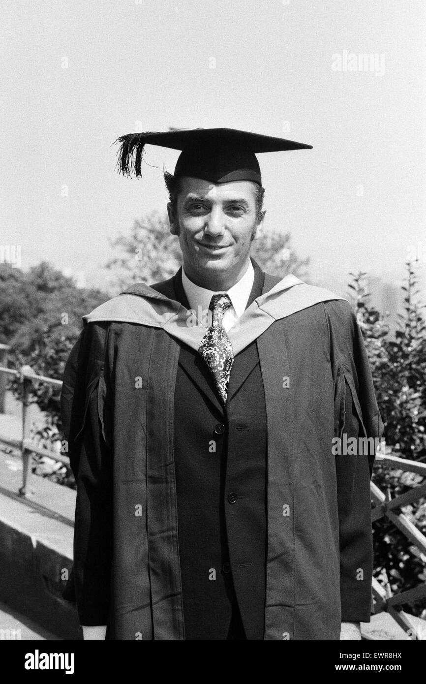 Michael Luvaglio recevant un baccalauréat de l'Université ouverte. En 1967 Michael Luvaglio et Dennis Stafford ont été reconnus coupables du meurtre d'Angus Sibbet, qui a été trouvé mort sur le siège arrière de sa Jaguar dans Pesspool Bridge, South Hetton, Durha Comté Banque D'Images