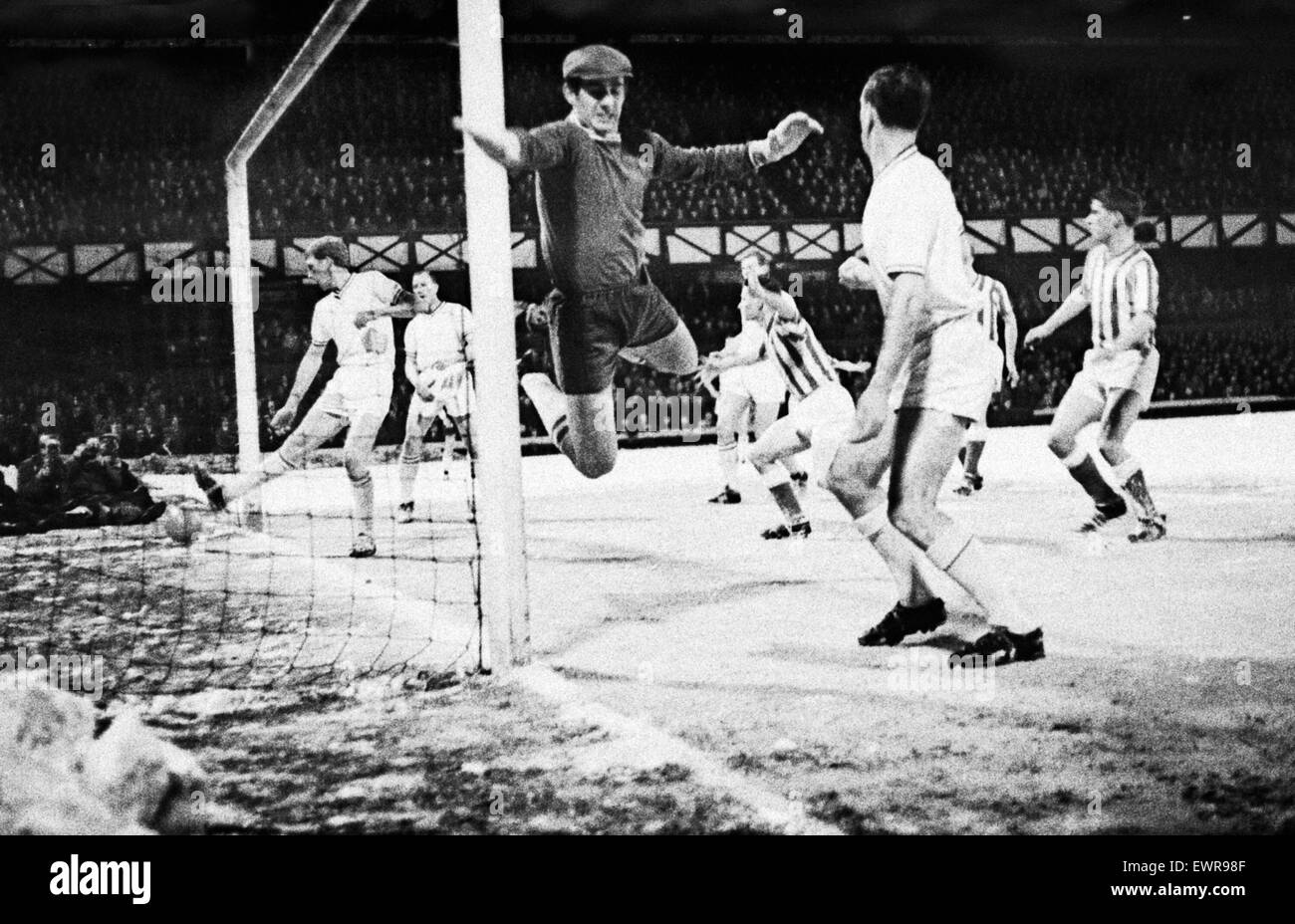 FA Cup Quatrième ronde match replay à Roker Park. Sunderland v 5 et 2 Northfleet Gravesend. Gardien de Gravesend Peter Reader haut leasps mais ne parvient pas à découper le coin de George Mulhall comme score de Sunderland leur premier but à la 11e minute. 19e Banque D'Images