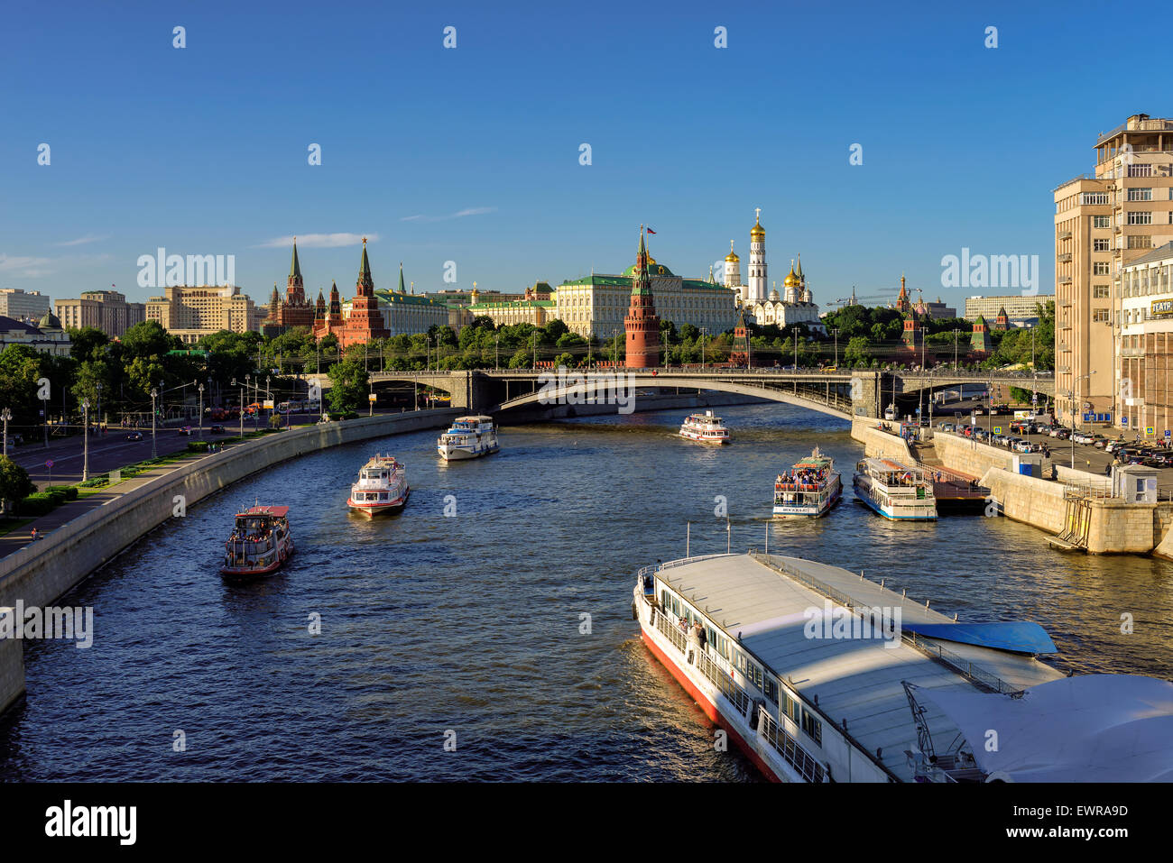 La rivière de Moscou, l'été le trafic de navires près du Kremlin, Moscou, Russie Banque D'Images