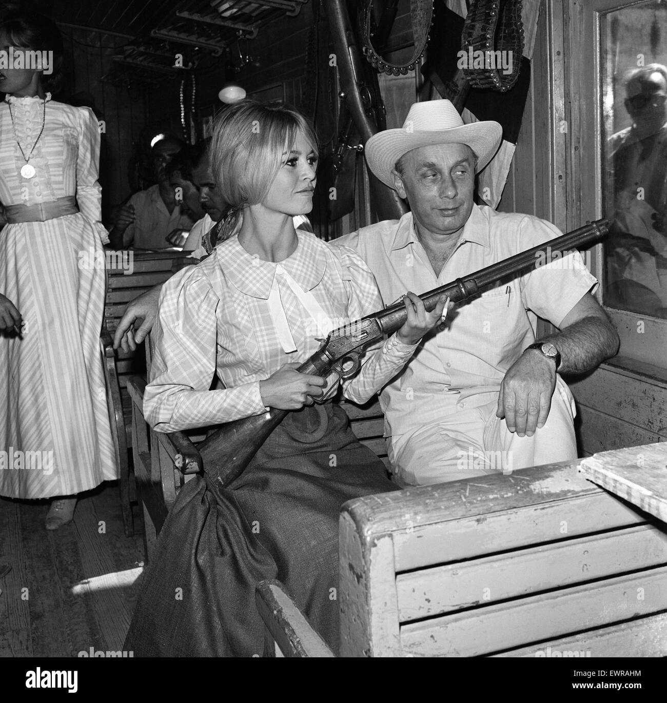 L'actrice française Brigitte Bardot sur l'ensemble de Viva Maria pendant le tournage au Mexique avec Donald Zec. 12 mars 1962. Banque D'Images