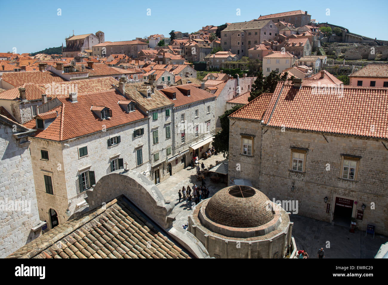 Vue sur les toits d'un mur de la vieille ville de Dubrovnik, grande fontaine d'Onofrio en premier plan, Croatie Banque D'Images