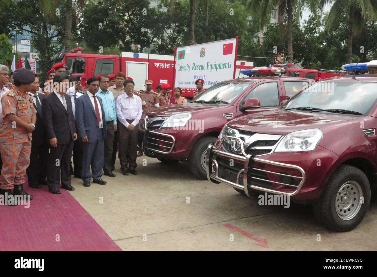 (150630) -- Paris, le 30 juin 2015 (Xinhua) -- l'Ambassadeur de Chine au Bangladesh Ma Mingqiang (2L, à l'avant) d'équipements de sauvetage visites donnés par le gouvernement chinois à Dhaka, Bangladesh, le 30 juin 2015. Service d'incendie du Bangladesh et de la défense civile a, semble-t-il, a reçu un énorme appui mardi avec l'appareil de lutte contre les incendies et de matériel donné par la Chine. (Xinhua/Shariful Islam) Banque D'Images