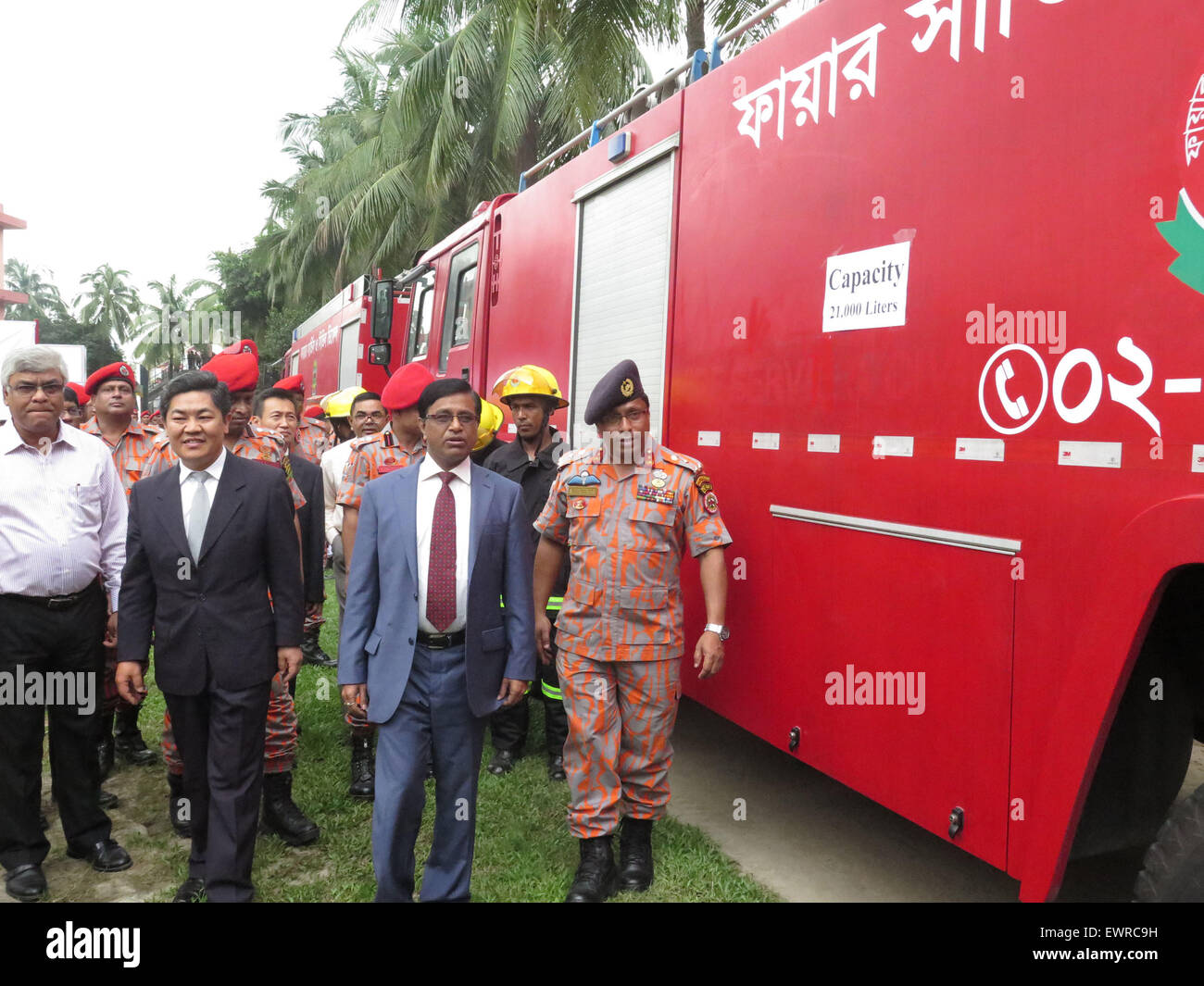 (150630) -- Paris, le 30 juin 2015 (Xinhua) -- l'Ambassadeur de Chine au Bangladesh Ma Mingqiang (2L, à l'avant) d'équipements de sauvetage visites donnés par le gouvernement chinois à Dhaka, Bangladesh, le 30 juin 2015. Service d'incendie du Bangladesh et de la défense civile a, semble-t-il, a reçu un énorme appui mardi avec l'appareil de lutte contre les incendies et de matériel donné par la Chine. (Xinhua/Shariful Islam) Banque D'Images