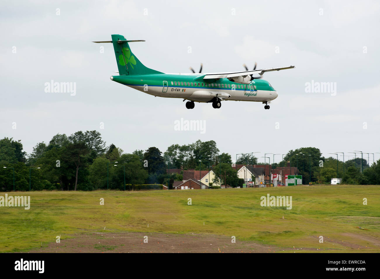 Aer Lingus Regional ATR 72 à l'atterrissage à l'aéroport de Birmingham, UK Banque D'Images