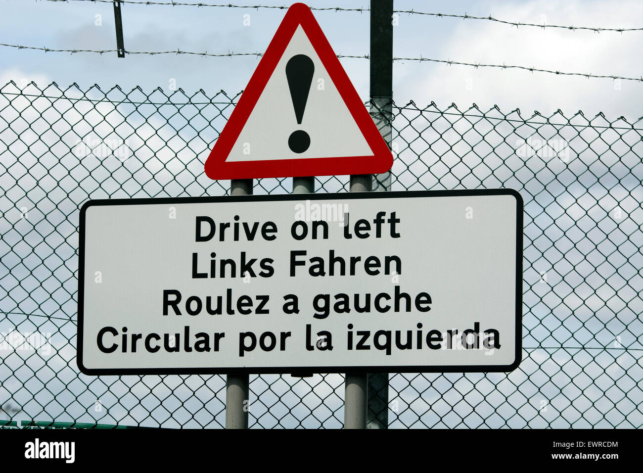 Signe multilingue en anglais, allemand, espagnol et français, l'aéroport de Birmingham, UK Banque D'Images