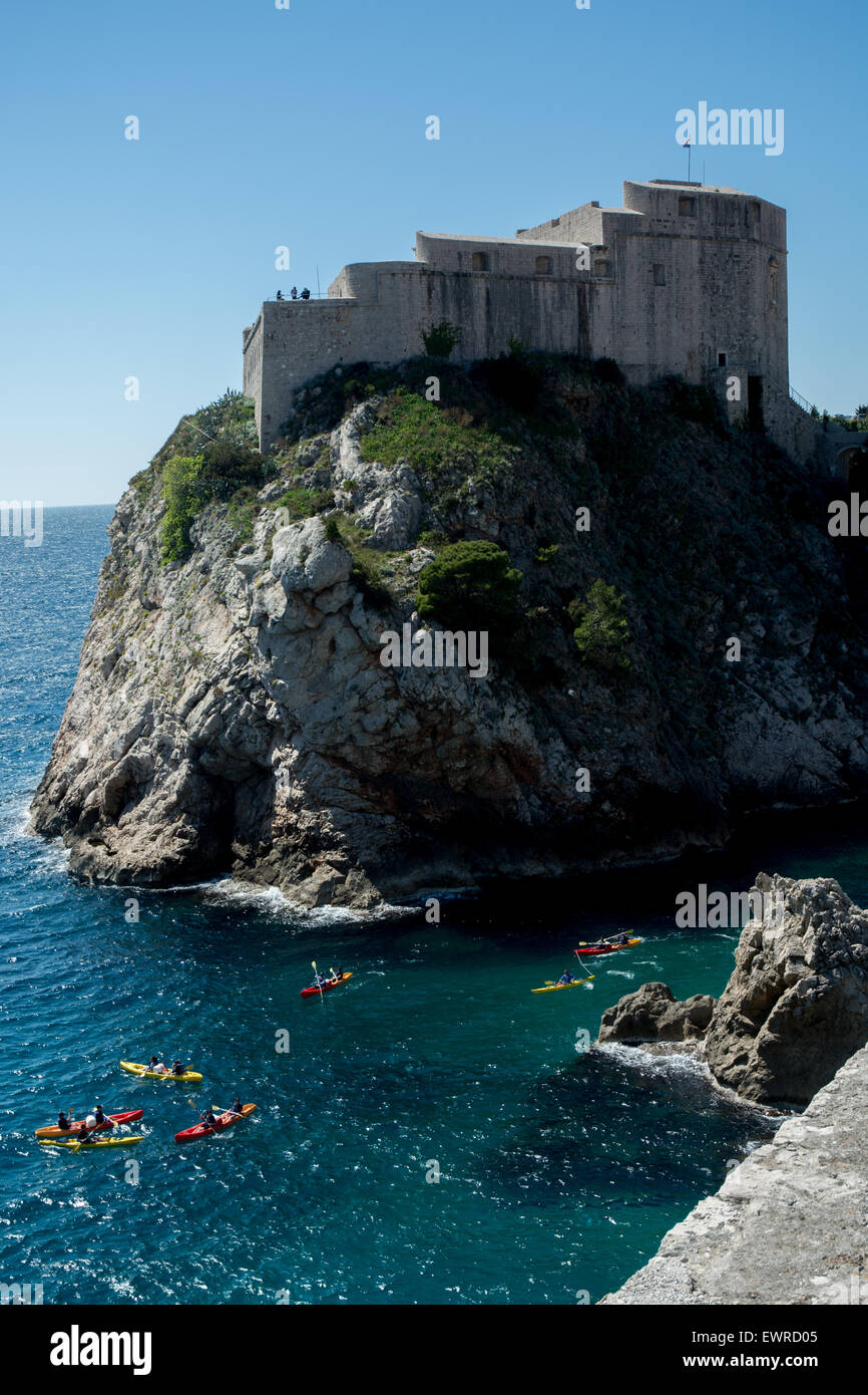 Excursion en kayak groupe ci-dessous fort lovrijenac ou forteresse saint-laurent, souvent appelé 'dubrovnik's gibraltar", vue de l'ancien mur de la ville, Dubrovnik, Croatie Banque D'Images