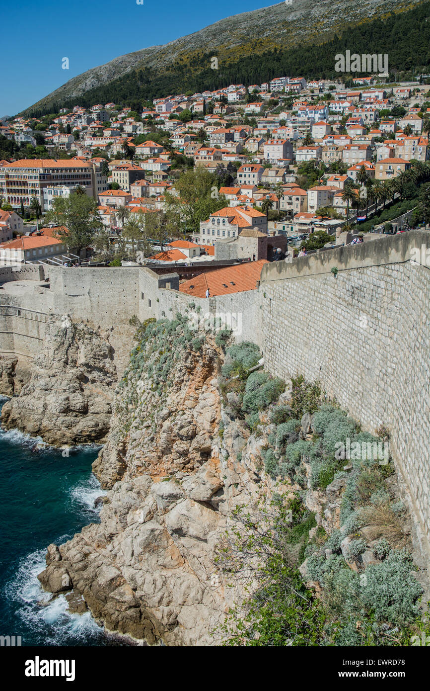 Vue sur mur de l'ancienne ville de Dubrovnik Croatie côte ci-dessus. Banque D'Images