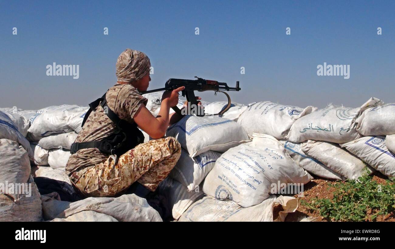 Mare, Aleppo, République arabe syrienne. 5 juin, 2015. Un combattant de l'Armée syrienne libre's Brigade Al-Tawhid prend une position à la frontière avec la ville Dabiq, le bastion des combattants d'ISIS, dans la Mare' city dans le nord d'Alep, le 30 juin 2015 © Al-Halbi Ameer APP/Images/ZUMA/Alamy Fil Live News Banque D'Images