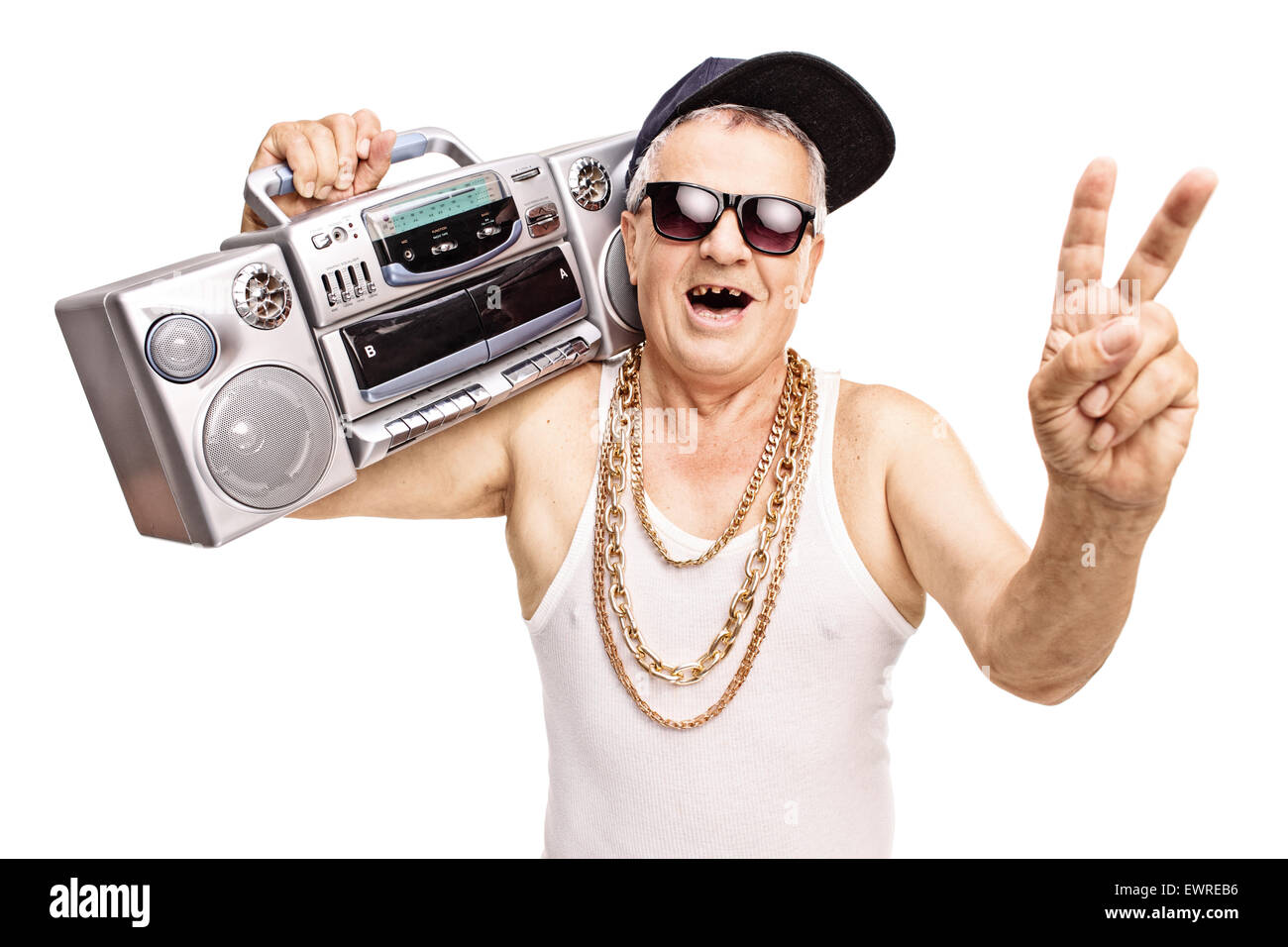 Le rappeur principal édenté tenant une boombox sur son épaule et faisant des gestes avec sa main isolé sur fond blanc Banque D'Images