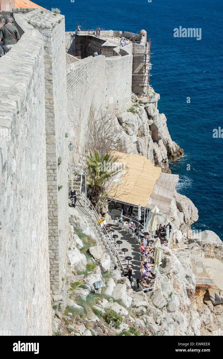 Cafe sur l'extérieur de la vieille muraille, Dubrovnik, Croatie Banque D'Images