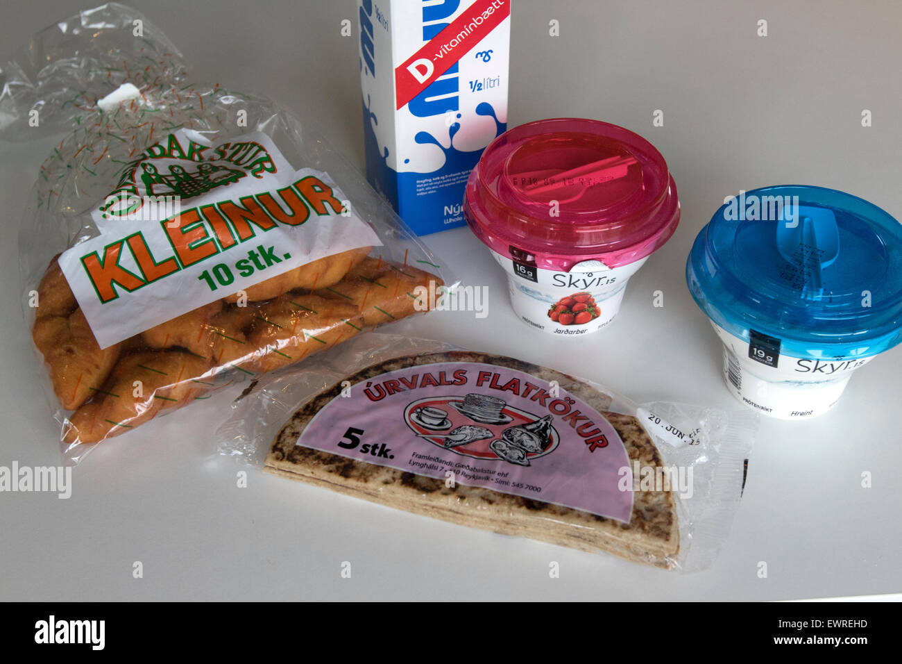 Les produits alimentaires locaux islandais y compris lait yogourt skyr kleinur donuts et pain plats Banque D'Images