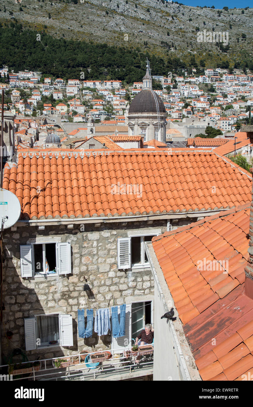 Vue sur les toits et clocher de l'église de l'ancien mur de la ville, Dubrovnik, Croatie Banque D'Images