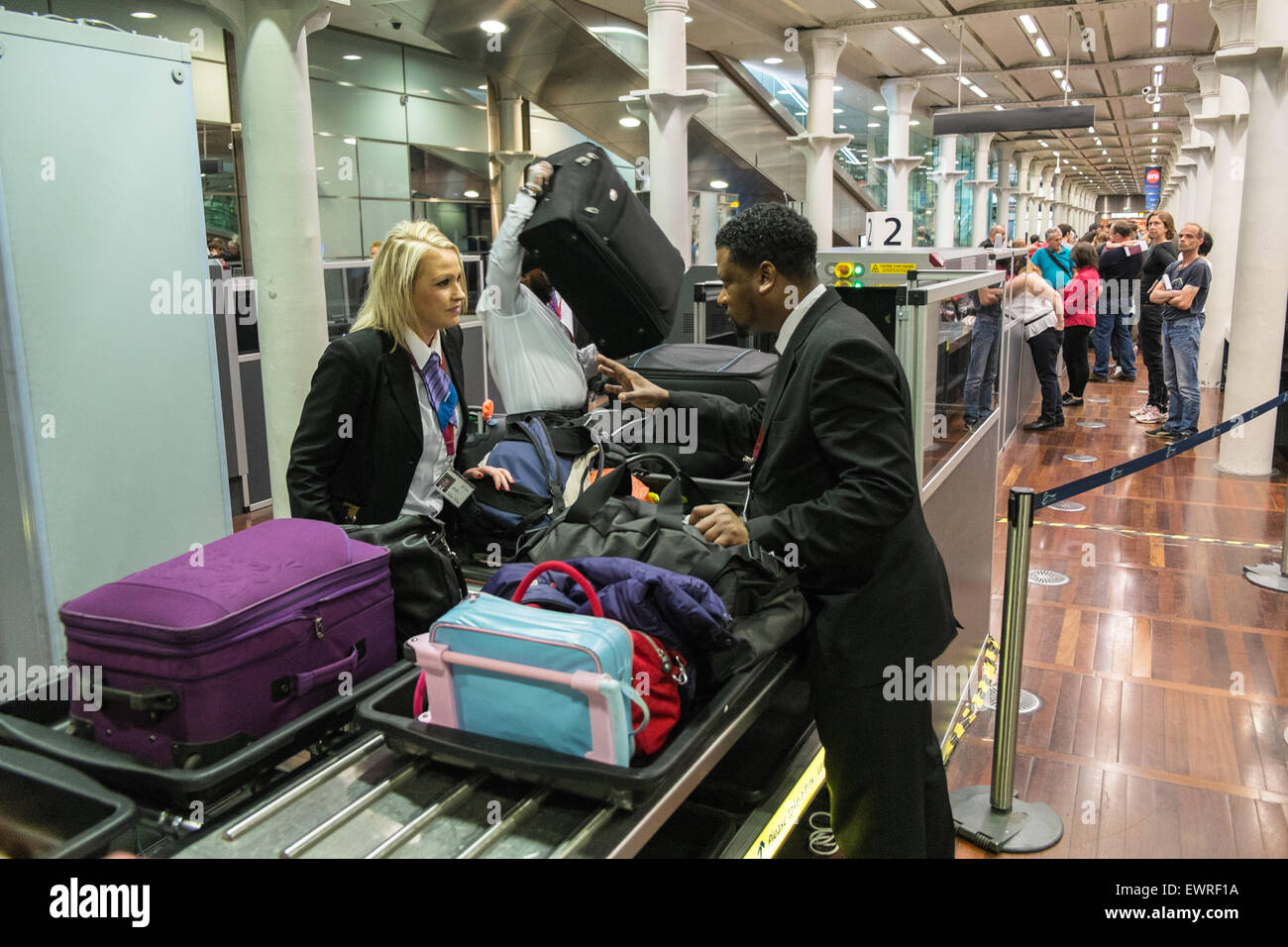 La sécurité de l'aéroport bagages style contrôles de sécurité à St Pancras  gare avant de monter dans l'Eurostar pour Paris,France Photo Stock - Alamy