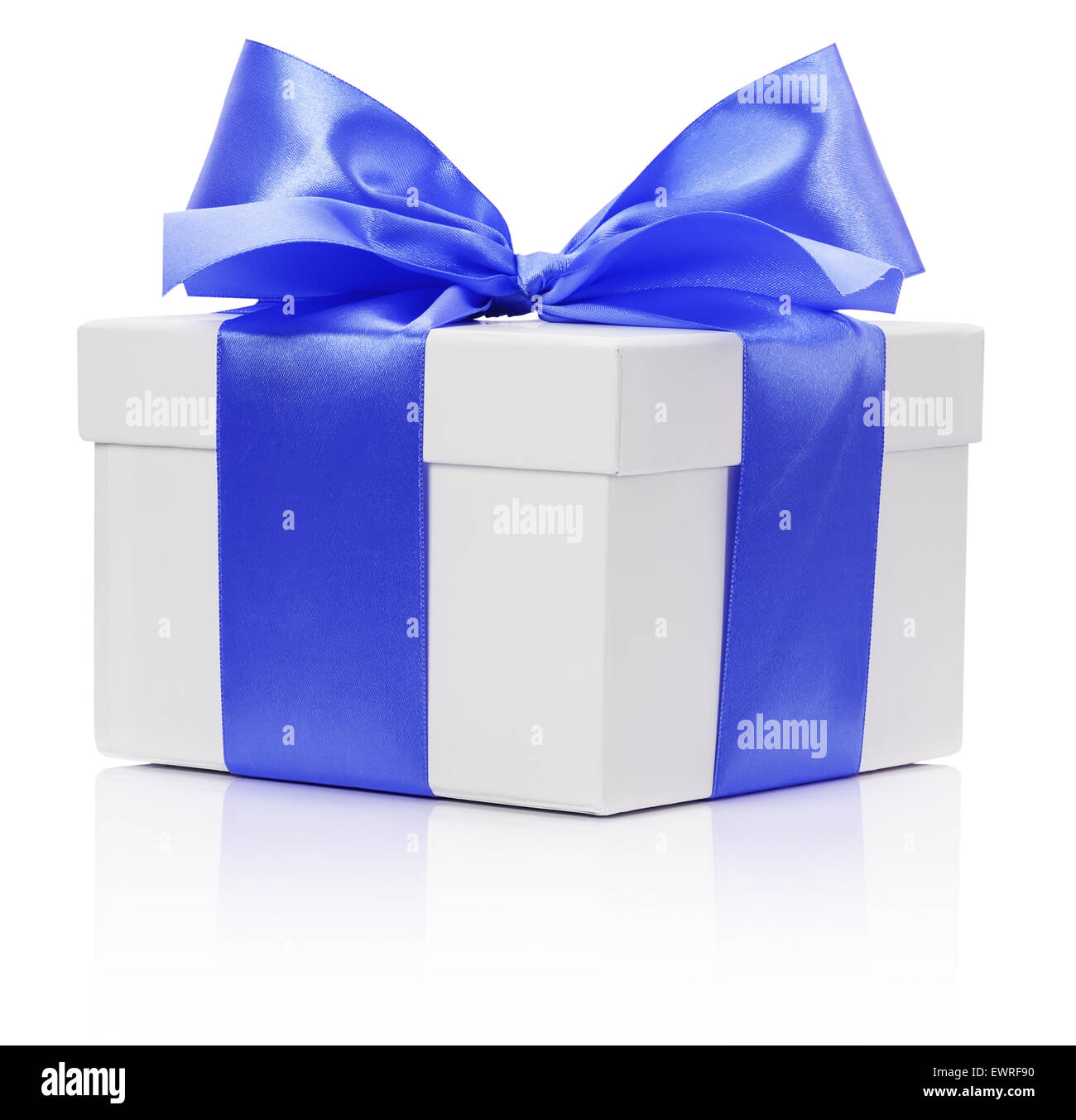 Boîte blanche avec ruban de satin bleu et noeud sur le fond blanc. Banque D'Images