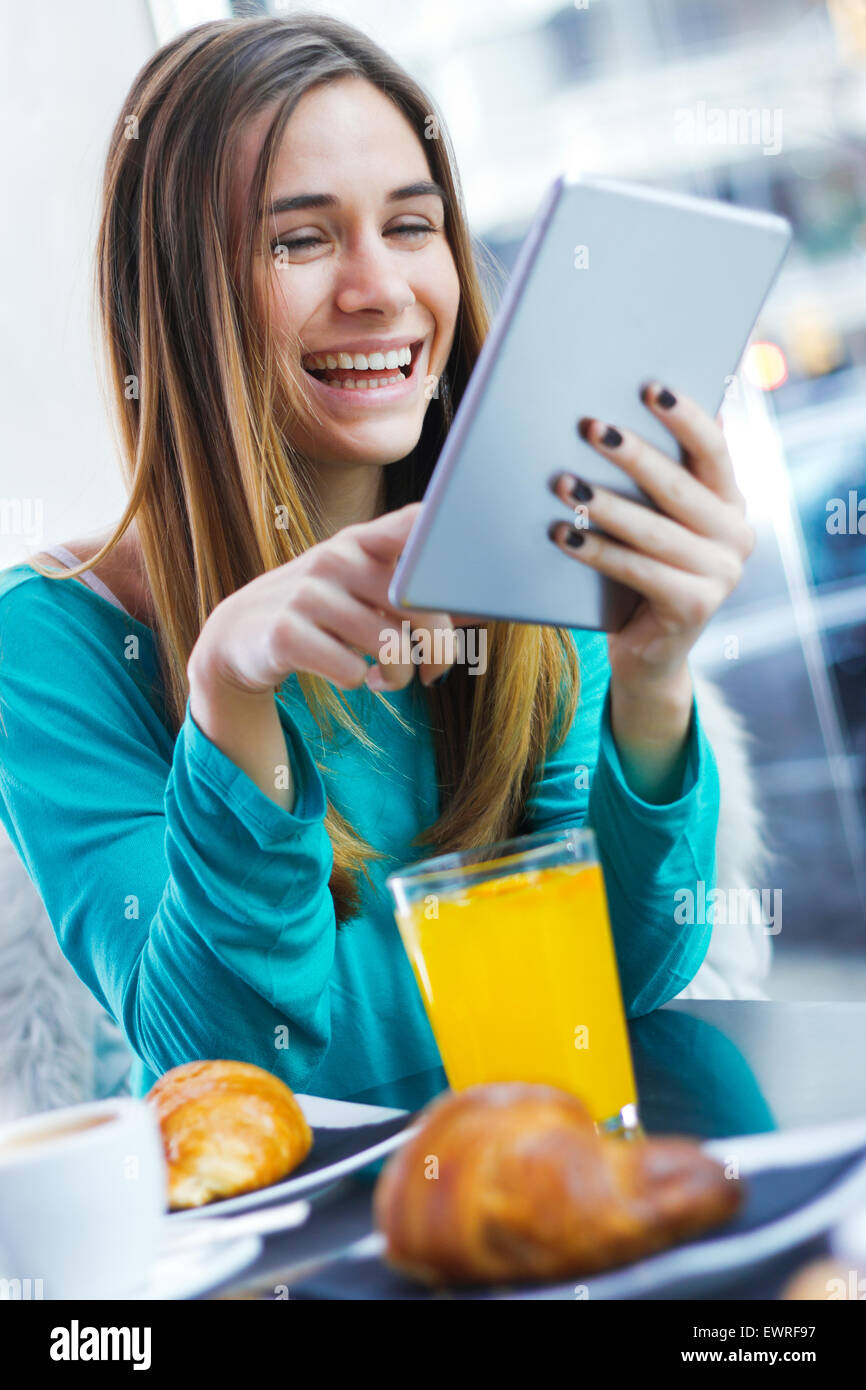 Cheerful classy businessman pendant le petit-déjeuner dans un café Banque D'Images