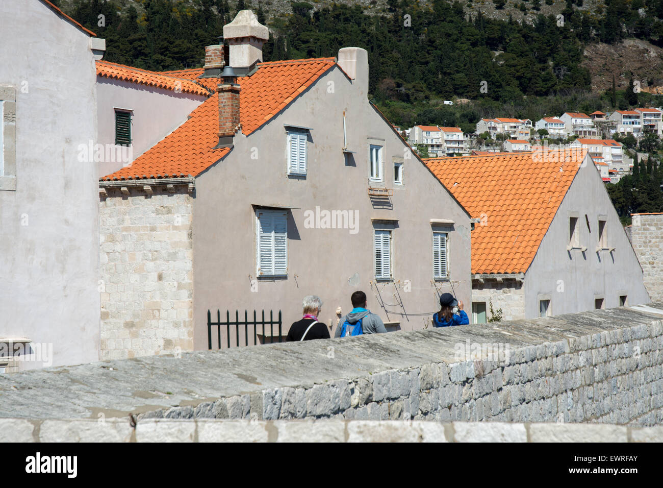 Les touristes à l'enceinte de la vieille ville, Dubrovnik, Croatie Banque D'Images