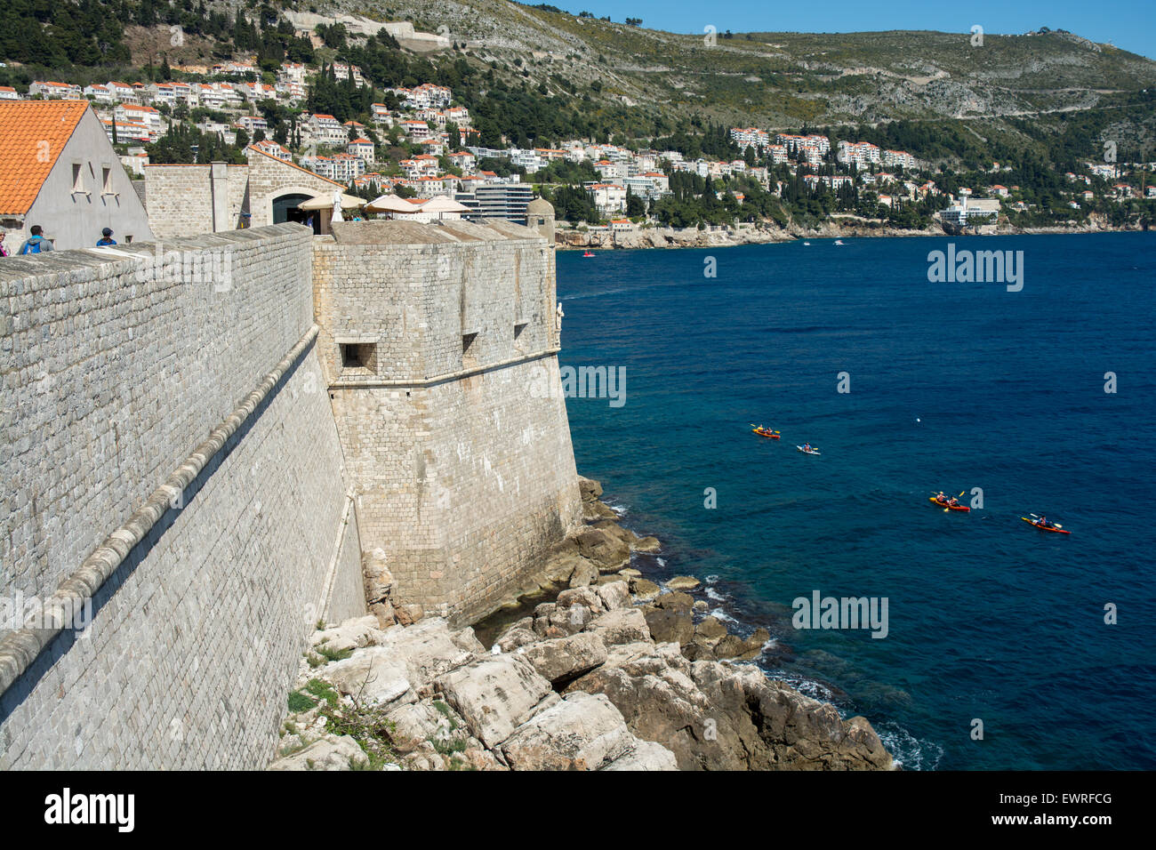 Les kayakistes pagayant passé les murs de la vieille ville de Dubrovnik, Croatie Banque D'Images