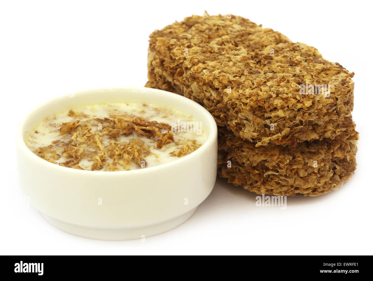 Les cookies d'avoine dans le lait sur fond blanc Banque D'Images