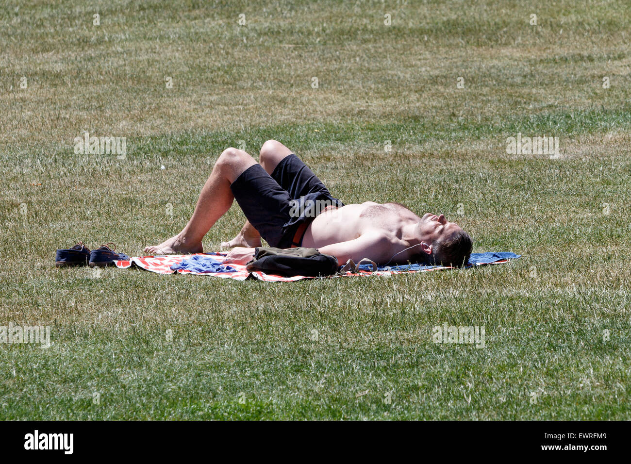 Bath, Royaume-Uni, le 30 juin, 2015. Un homme jouit de la chaleur du soleil en face de la célèbre Royal Crescent Bath comme privé prévoient que le beau temps se poursuivra et que demain peut être la journée la plus chaude de l'année jusqu'à présent. Credit : lynchpics/Alamy Live News Banque D'Images