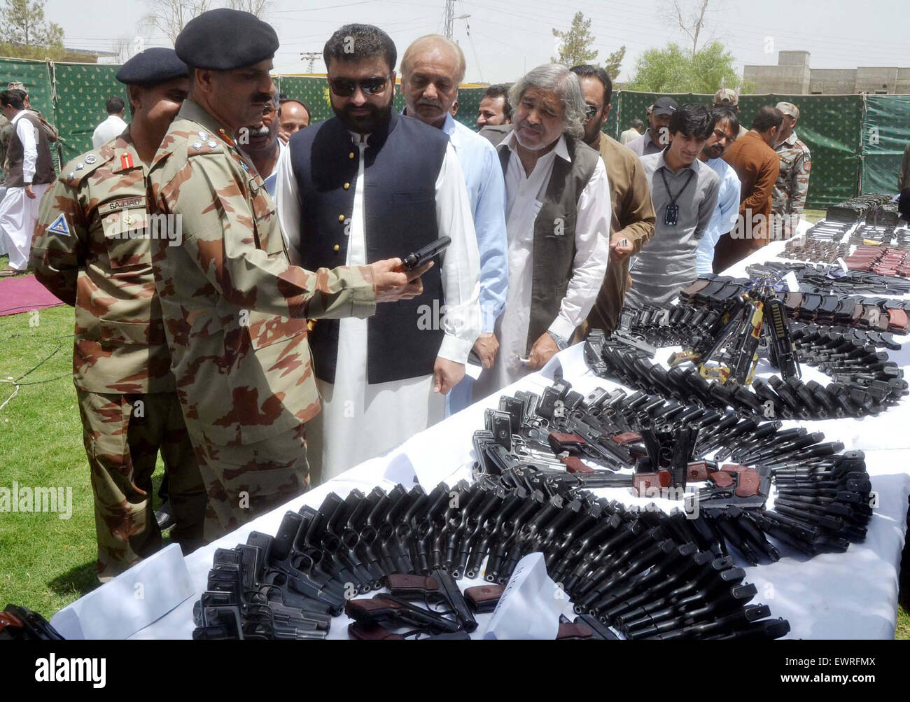 Accueil du Baloutchistan, Ministre Sarfaraz Bugti le long d'autres armes récupérées à l'inspection au cours de raids dans les différentes parties de la province par le FC, FC au Siège à Quetta, le mardi, 30 juin 2015. Banque D'Images