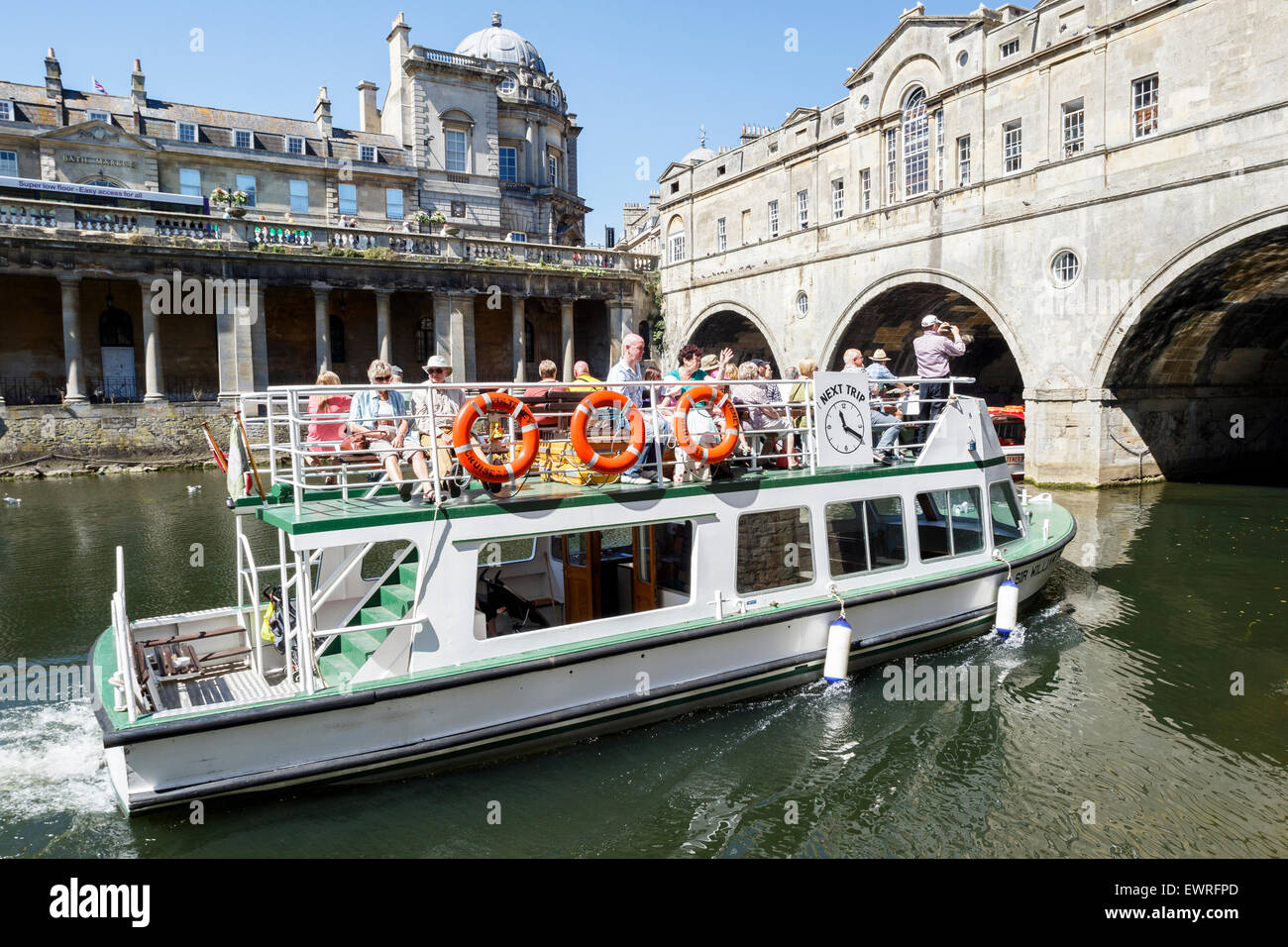 Bath, Royaume-Uni, le 30 juin, 2015. Les visiteurs de baignoire profiter du temps chaud et sont représentés comme leur excursion en bateau passe sous le Pont Pulteney,privé prévoient que le beau temps se poursuivra et que demain peut être la journée la plus chaude de l'année jusqu'à présent. Credit : lynchpics/Alamy Live News Banque D'Images