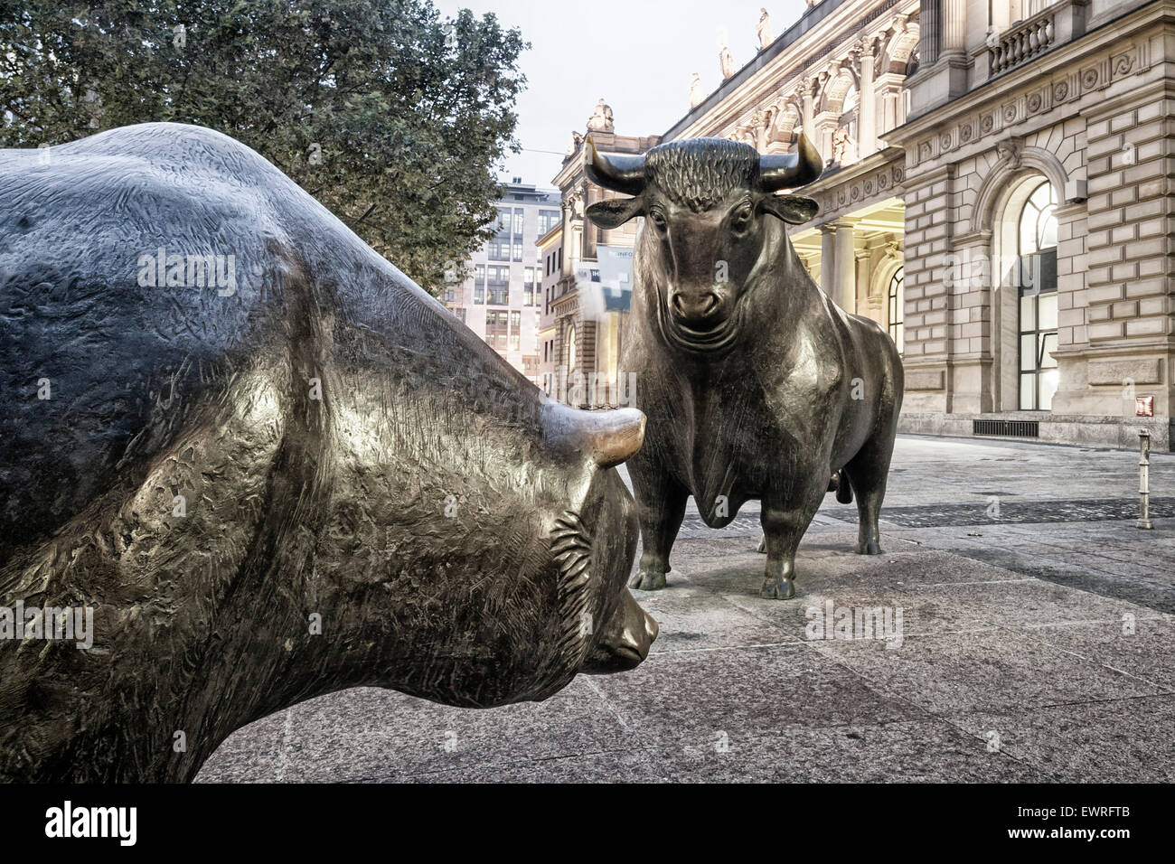 Allemagne, Francfort, Bull et l'ours en face de la bourse, , twilight Banque D'Images